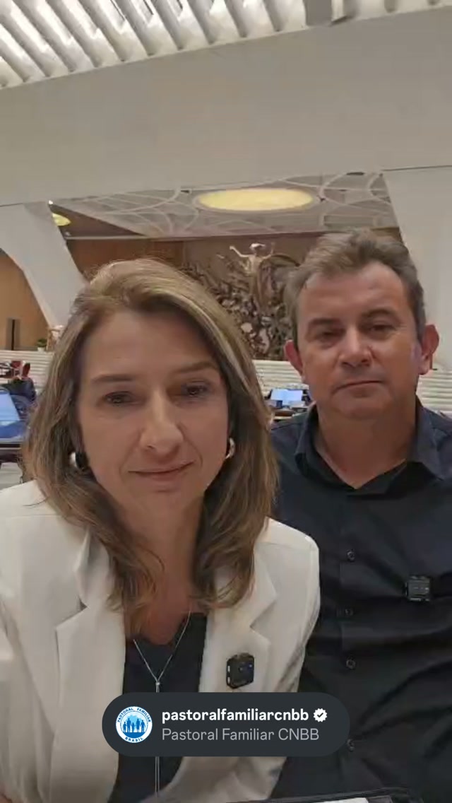 Olá, estimadas famílias. Estamos aqui no Vaticano, na sala Paulo VI, para o nosso quinto dia de reflexões sobre os 10 anos da Amoris Laetitia. E hoje tratando especificamente dos do tema nas dificuldades da vida, acompanhamento e apoio necessário às nossas famílias.
Para o início desta reflexão, foram introduzidos a os o tema com algumas colocações que vocês encontram também no site apontado onde estão todos esses subsídios que estamos aqui trabalhando. E tudo isso nos fez mergulhar ainda mais profundamente no capítulo oitavo de Amoris Laetitia, como em toda ela que permeia esse cuidado, esse apoio e esse acompanhamento.
Mas hoje precisamente falando das dificuldades que passamos enquanto famílias, se suscita a necessidade de passarmos da assistência para o acompanhamento. A importância de formarmos redes de apoio tanto comunitária quanto profissional e pastoral. Não podemos estar sozinhos, precisamos de apoio de toda essa conjuntura.
Ajuda mútua, sem julgamentos, fraternal, menos formal, precisamos de processos de discernimento.
Nesses 10 anos, Amoris Laetitia nos leva a mostrar o rosto materno da Igreja. Materno como da mãe Aparecida, que ama e abençoa o Brasil. Por isso nós daqui pedimos também a bênção dela sobre todo o nosso povo brasileiro.
Um fraterno abraço a todos. Olá, estimadas famílias. Estamos aqui no Vaticano, na sala Paulo VI, para o nosso quinto dia de reflexões sobre os 10 anos da Amoris Laetitia. E hoje tratando especificamente dos do tema nas dificuldades da vida, acompanhamento e apoio necessário às nossas famílias.
Para o início desta reflexão, foram introduzidos a os o tema com algumas colocações que vocês encontram também no site apontado onde estão todos esses subsídios que estamos aqui trabalhando. E tudo isso nos fez mergulhar ainda mais profundamente no capítulo oitavo de Amoris Laetitia, como em toda ela que permeia esse cuidado, esse apoio e esse acompanhamento.
Mas hoje precisamente falando das dificuldades que passamos enquanto famílias, se suscita a necessidade de passarmos da assistência para o acompanhamento. A importância de formarmos redes de apoio tanto comunitária quanto profissional e pastoral. Não podemos estar sozinhos, precisamos de apoio de toda essa conjuntura.
Ajuda mútua, sem julgamentos, fraternal, menos formal, precisamos de processos de discernimento.
Nesses 10 anos, Amoris Laetitia nos leva a mostrar o rosto materno da Igreja. Materno como da mãe Aparecida, que ama e abençoa o Brasil. Por isso nós daqui pedimos também a bênção dela sobre todo o nosso povo brasileiro.
Um fraterno abraço a todos.