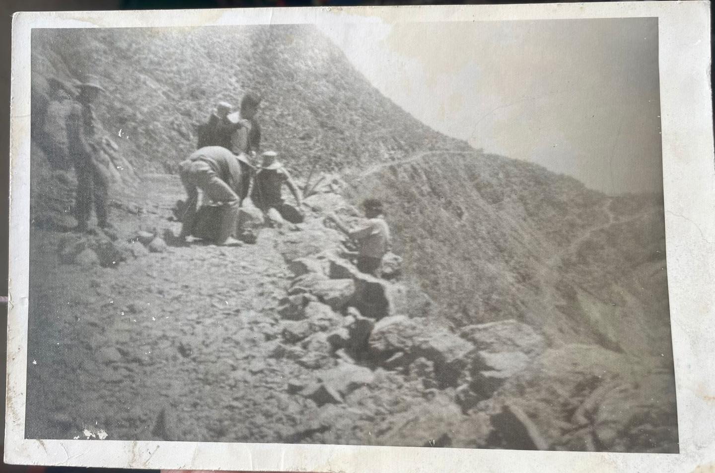 📍Chilete, Canuzan: Foto histórica de Los trabajos para realizar la carretera que va hacia Canuzan por la travesía los cachambeques aya por los años 1980, 1981. Participaron:
- Octavio Mostacero,
- Fermín Mostacero
- Gonzalo Mostacero Zocon
- Andrés mostacero Zocon
- Ulises Plasencia Florián #Chilete #ChiletePe #HistoriaDeChilete 📍Chilete, Canuzan: Foto histórica de Los trabajos para realizar la carretera que va hacia Canuzan por la travesía los cachambeques aya por los años 1980, 1981. Participaron:
- Octavio Mostacero,
- Fermín Mostacero
- Gonzalo Mostacero Zocon
- Andrés mostacero Zocon
- Ulises Plasencia Florián #Chilete #ChiletePe #HistoriaDeChilete
