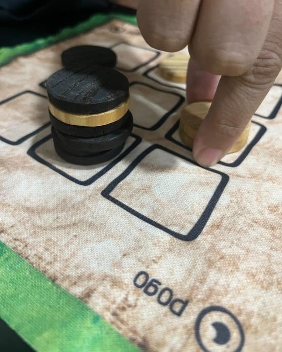 Tablero chiquito, finales inesperados. ⚡En el Pogo, una sola ficha puede dar vuelta la partida.
Cada torre que movés salta, se apila y puede cambiar el desenlace hasta el último segundo...Partidas cortas, tensión rica y un tablero 3×3 que entra en cualquier mesa (o en la mochila para llevarlo de viaje).
Si te gusta llevar un juego chico a todos lados, si sos profe y querés sumar 10 minutos lúdicos al aula, o si sos jugón/jugona de esos que aman los finales que nadie ve venir… Pogo entra perfecto en tu mesa.👉 En el link de la bio encontrás más sobre Pogo y las reglas completas para animarte a la primera partida.💬 Si tuvieras Pogo en la mesa ahora mismo… ¿con quién lo jugarías?#Pogo #juegosdemesa #juegosabstractos #juegosdemesafamiliares #boardgames #juegosargentinos #regalooriginal #juegosenlaaula #viajesconjuegos #carabachuis