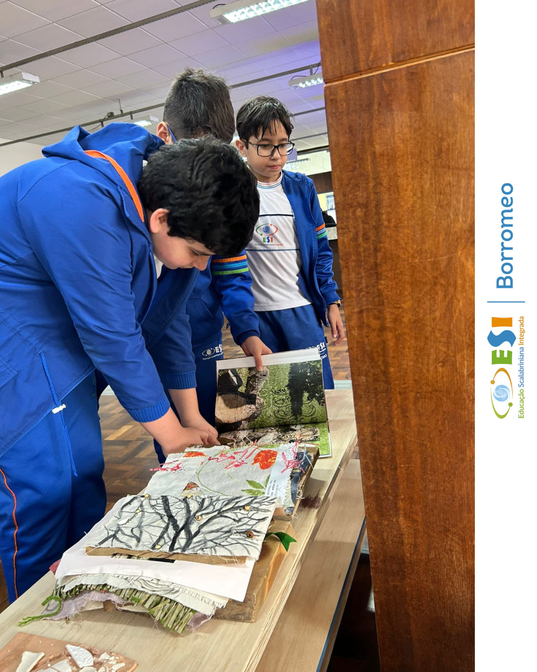 Os estudantes dos 6ºs anos, com a mediação da Professora Janice Camilotti, realizaram uma visita à exposição itinerante “Livros de Terra”, uma mostra artística convidativa para explorar livros-objetos por meio do toque e da curiosidade.
A exposição reúne obras em cerâmica, tecido, papel, pintura e recortes, criadas por artistas, estudantes e professores da rede pública. Organizada de forma coletiva, a curadoria propõe trajetos de leitura em quatro eixos: memória e ancestralidade, antropoceno e natureza, processos construtivos e transformações do lugar, além de diversidade e pertencimento.
Um momento rico em descobertas, sensibilidade e conexão com diferentes formas de expressão artística. 🎨🌿