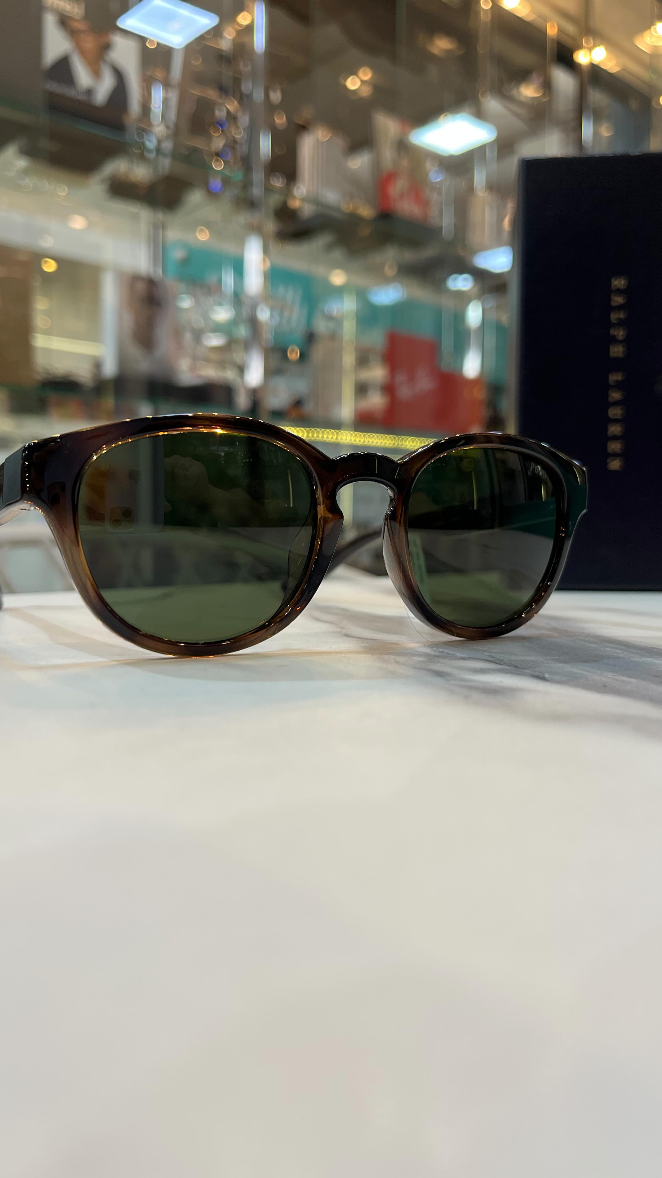 ✨👓 Elegância que nunca sai de moda.
Os óculos da Ralph Lauren traduzem sofisticação em cada detalhe.
Design clássico, acabamento impecável e aquele toque refinado que transforma qualquer look em presença.
Porque estilo de verdade é discreto, marcante e atemporal. 🤎✨
Qual modelo combina mais com você?
#RalphLauren #EstiloClássico #Sofisticação #ÓticaVisualle