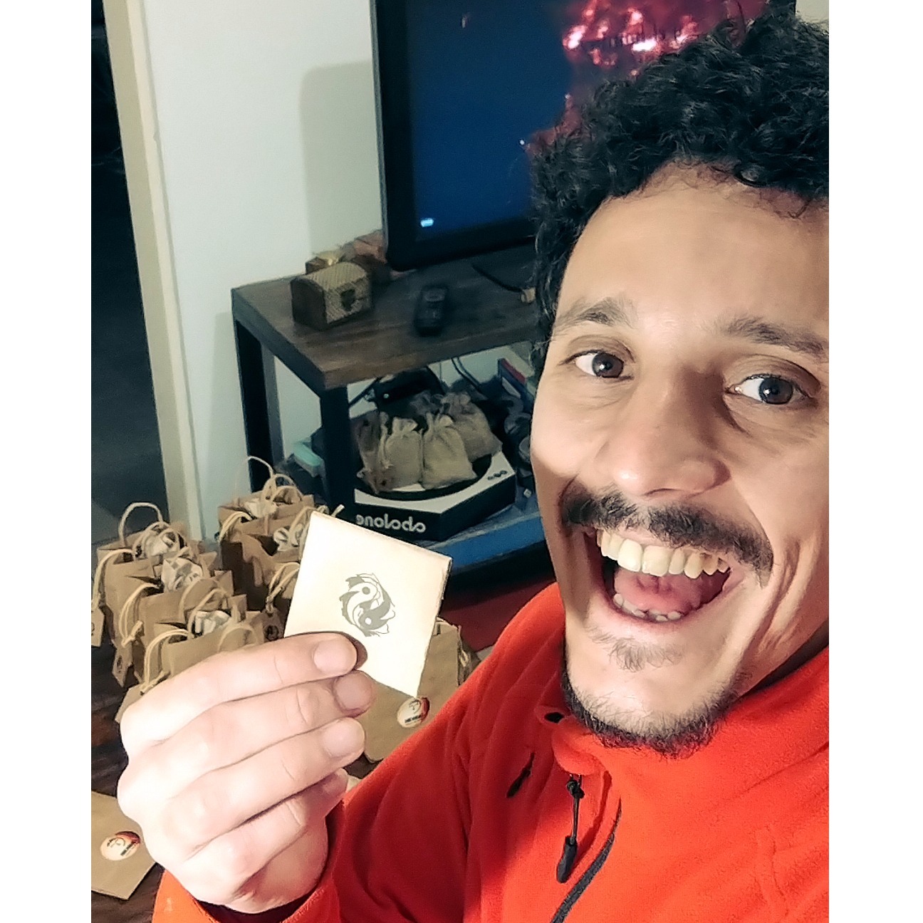 Si entrás a nuestra nueva web: chuis.com.ar
podés llevarte el juego que más te guste con un par de clicks...
o... podés hacer como Daniela y llevarte 20!!! 🙄
¿sabés por qué?
Porque eso de regalar caramelos en la bolsita del cumple ya pasó de moda... 🤨
Ahora la que va es regalar juegos de Carabachuis! 😜 🥳
#regalos #regalosoriginales #diversion #compartir #cumpleaños #juegosdemesa #graciasDaniela! #ceeercaaRosarioSiempreEstuvoooCeercaa...