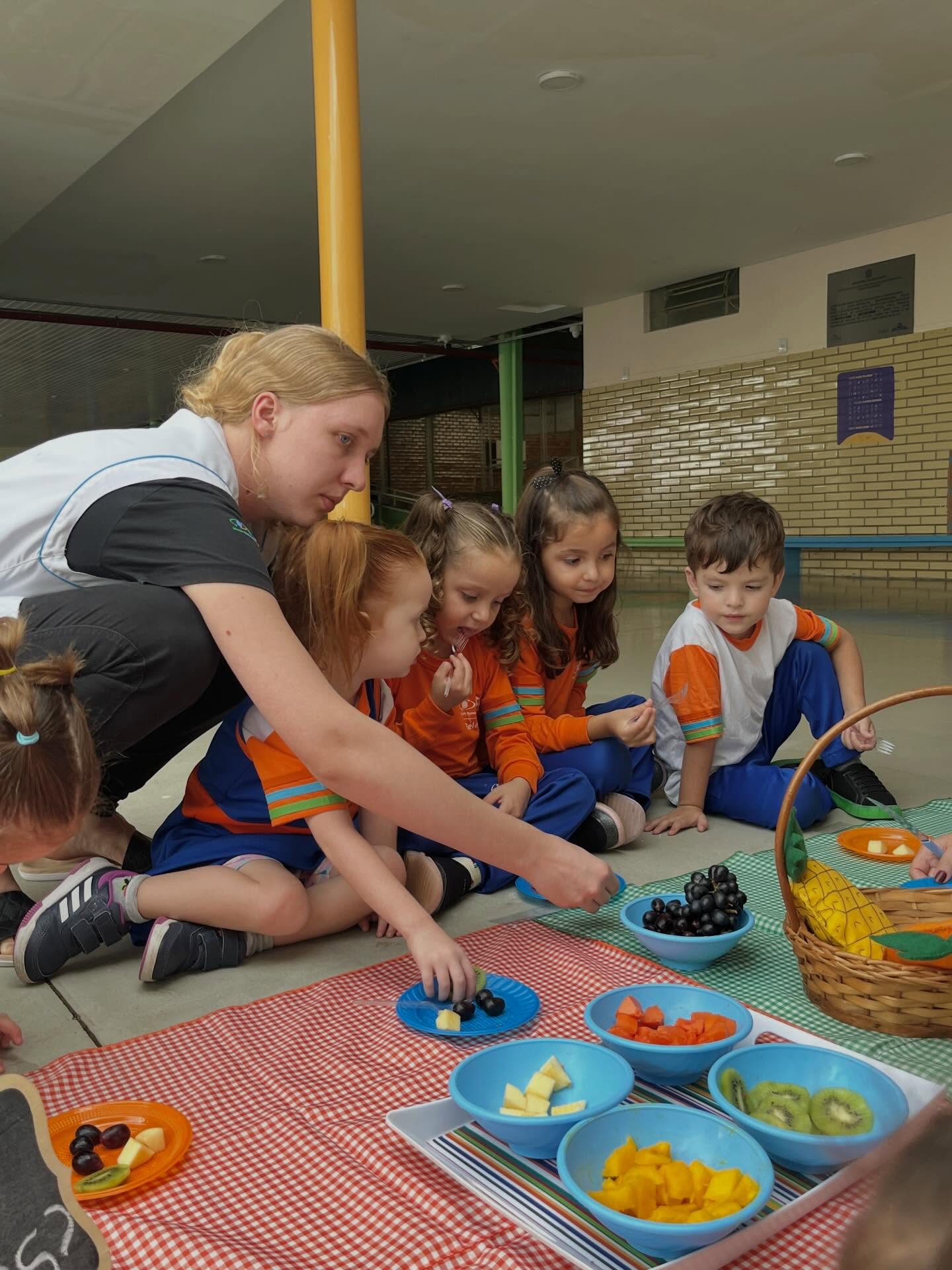 As crianças do Infantil 3 participaram de uma atividade de observação e experimentação com frutas que já conhecem. 🍎🍌
Durante a vivência, conversaram sobre cores, cheiros, sabores e texturas. A proposta faz parte do projeto “O que comemos?”, incentivando o conhecimento sobre os alimentos do dia a dia. 📝🩵