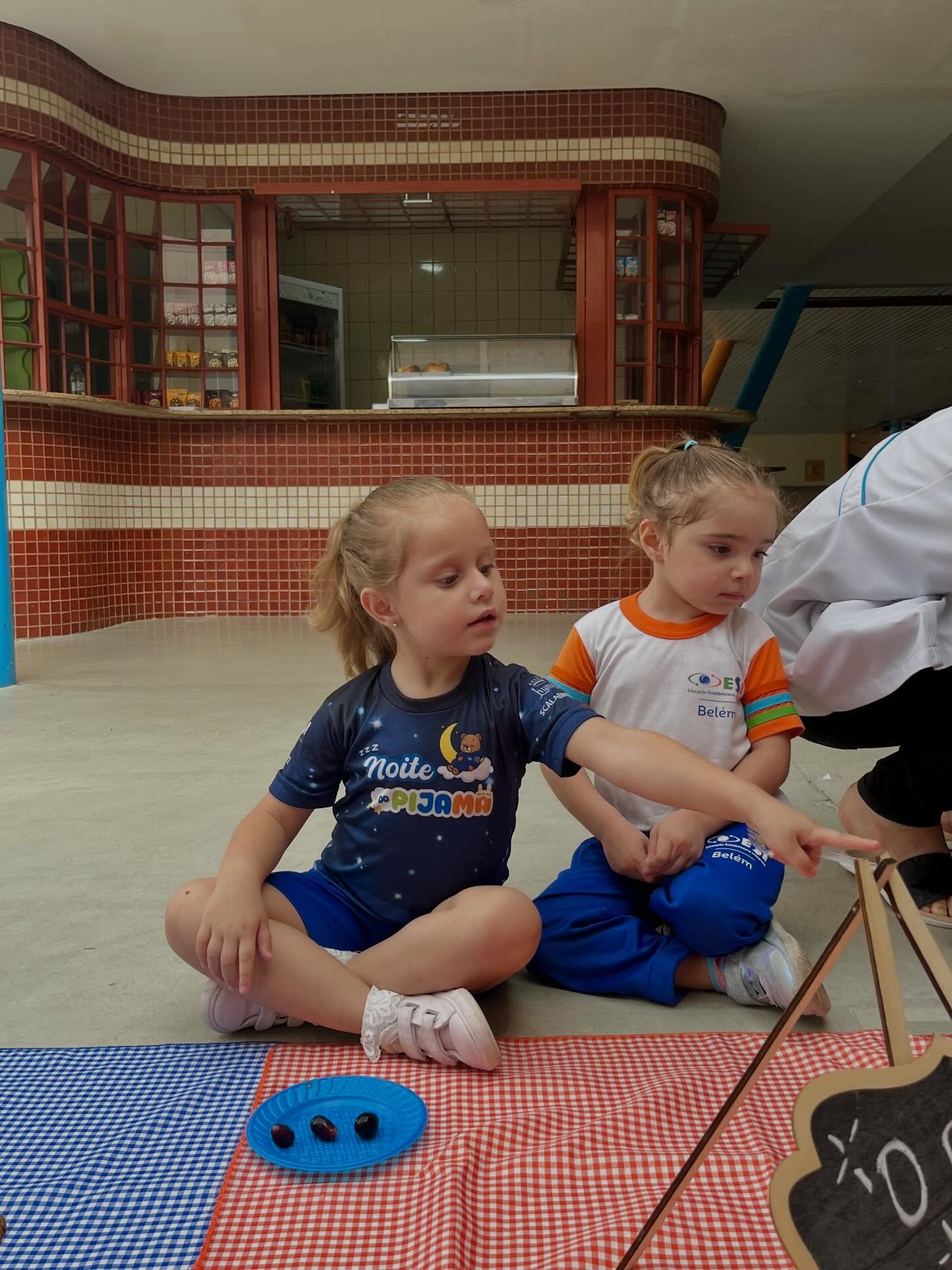 As crianças do Infantil 3 participaram de uma atividade de observação e experimentação com frutas que já conhecem. 🍎🍌
Durante a vivência, conversaram sobre cores, cheiros, sabores e texturas. A proposta faz parte do projeto “O que comemos?”, incentivando o conhecimento sobre os alimentos do dia a dia. 📝🩵