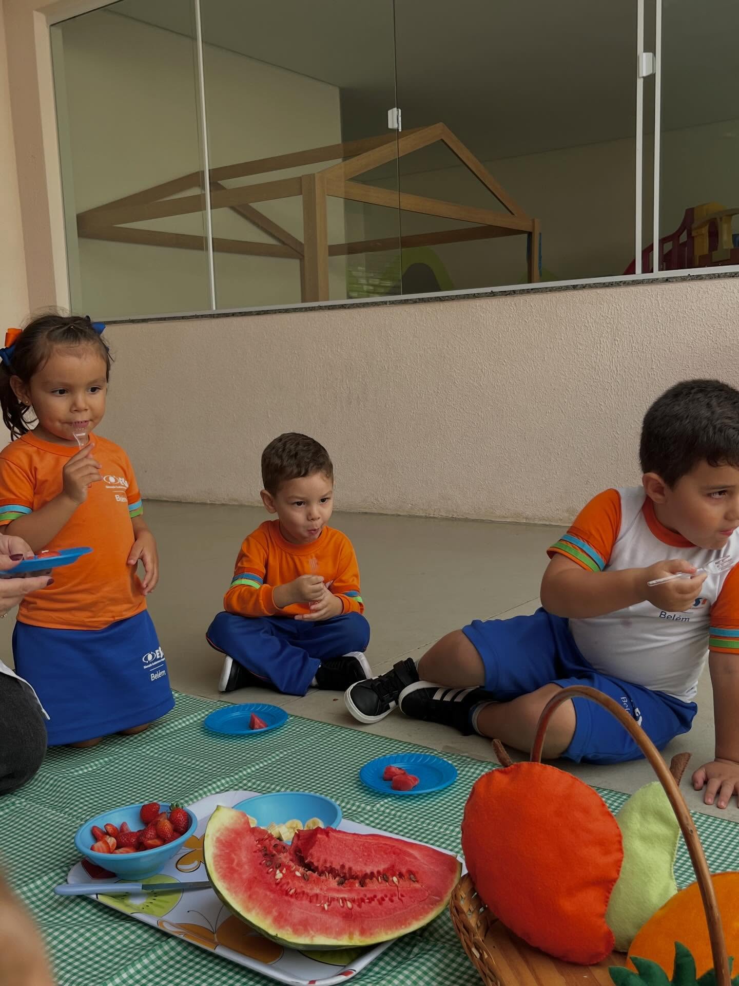 As crianças do Infantil 3 participaram de uma atividade de observação e experimentação com frutas que já conhecem. 🍎🍌
Durante a vivência, conversaram sobre cores, cheiros, sabores e texturas. A proposta faz parte do projeto “O que comemos?”, incentivando o conhecimento sobre os alimentos do dia a dia. 📝🩵
