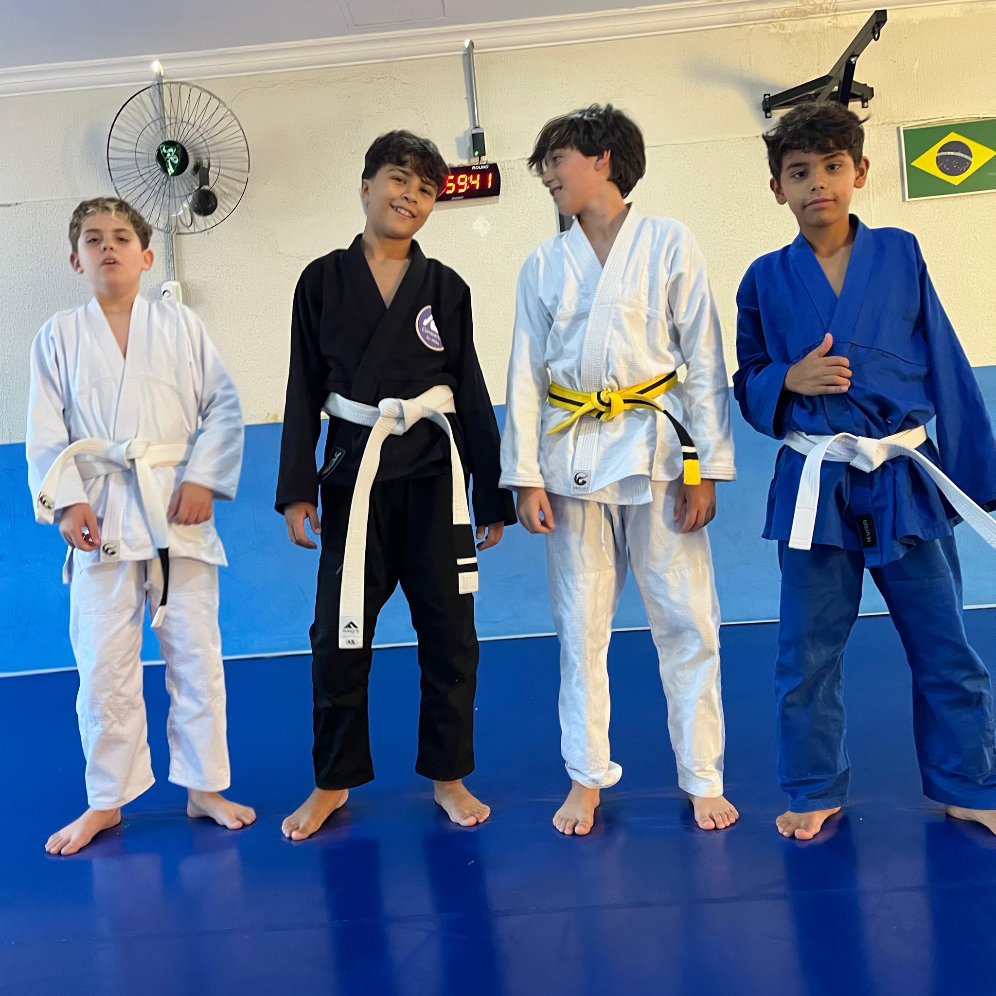 Molecada crescendo em um ambiente onde todos somos uma família 🥋
@pedrosobral.funcional
@carlao.spartanojiujitsu
#constantinojiujitsu
#espacodojo