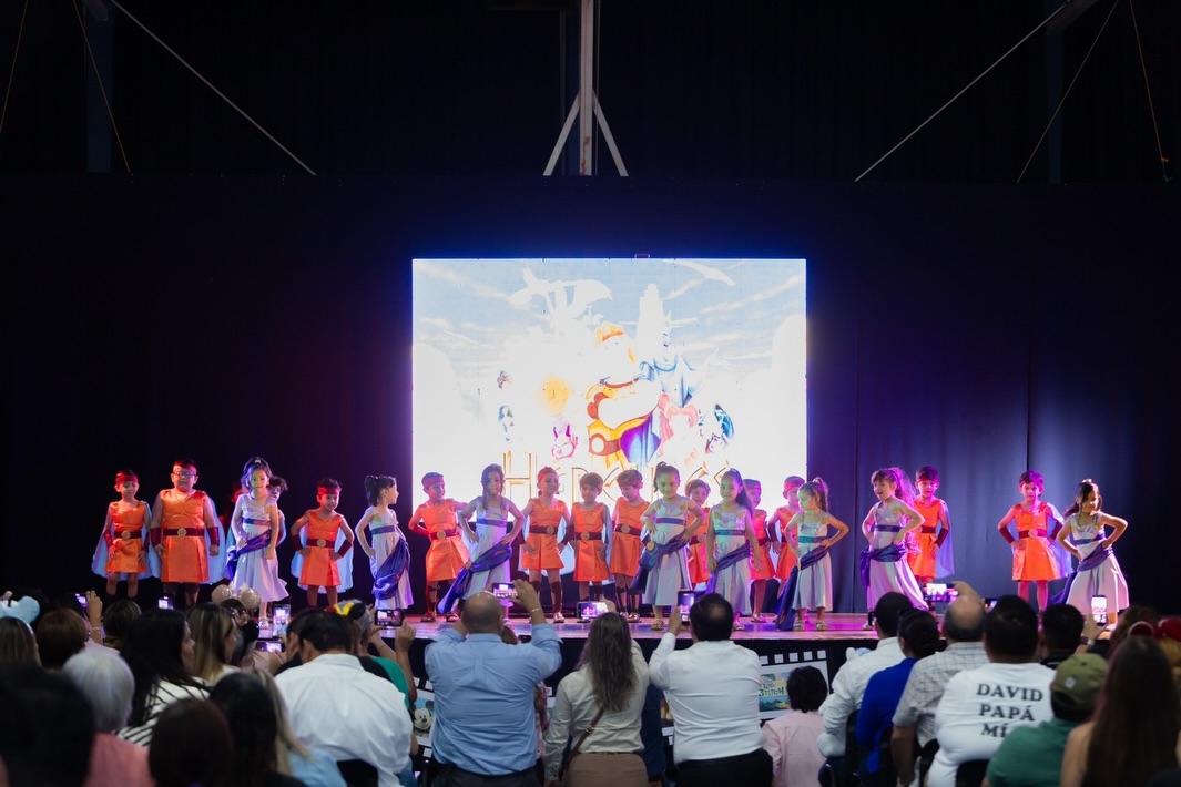 La magia de Disney llegó a nuestro escenario y cada uno de nuestros artistas lució increíble en un festival lleno de alegría, colores y mucho amor a Papá y Mamá🤩💙
Los más pequeñitos nunca dejan de sorprendernos, les compartimos momentos hermosos del festival “Magical Disney” de #Preescolar 2026🥰
#SomosFélix #Festival #EducandoEnValores #ColegioBilingüe