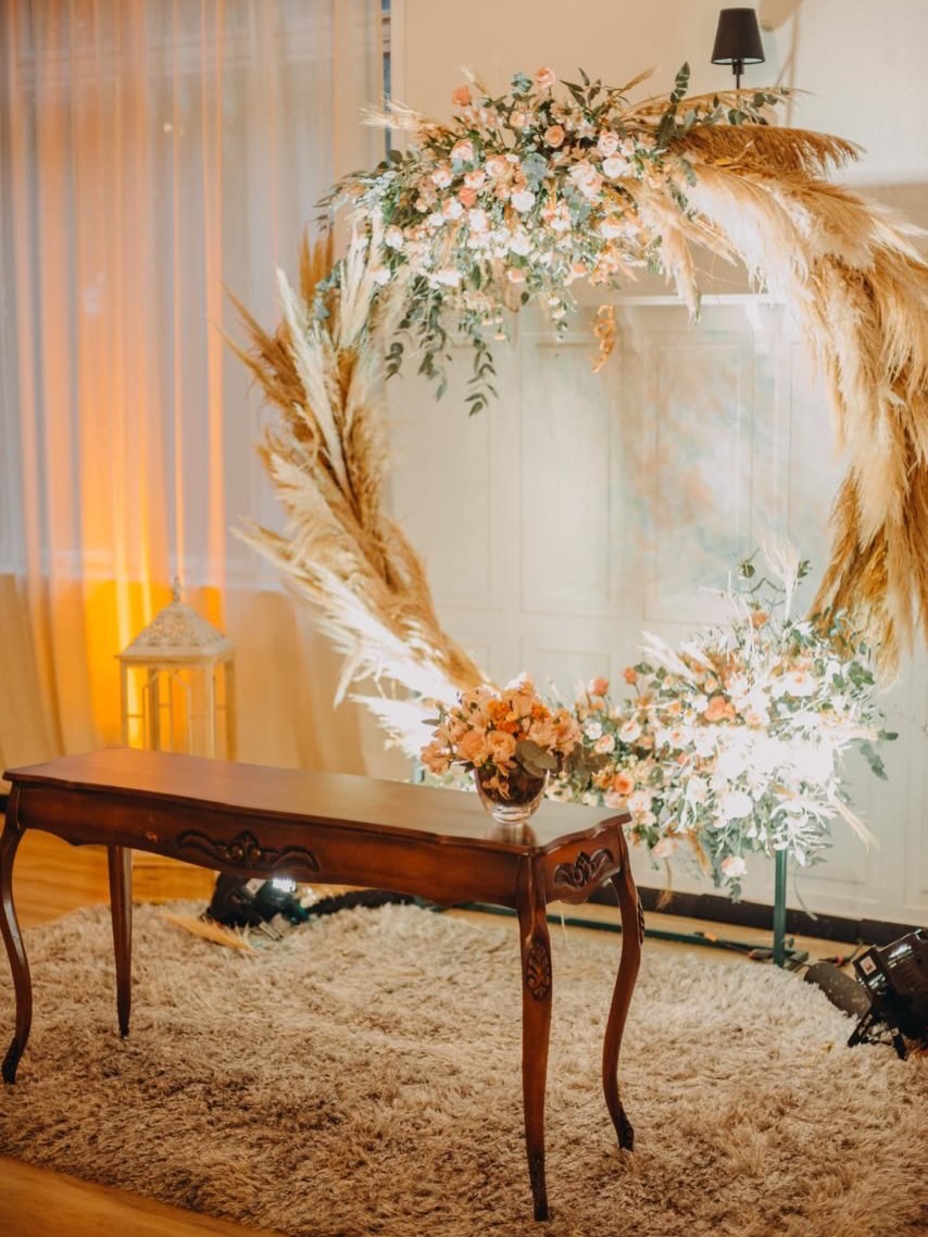 Uma paleta quente, detalhes delicados e uma atmosfera que acolhe em cada canto. ✨
Cada composição foi pensada para transformar o ambiente em uma experiência leve, elegante e cheia de personalidade.
Porque a decoração vai além da estética — ela faz o evento ser sentido. 🤍
#ilmasochadecoracoes #decoracaodeeventos #mesaposta #eventoscomestilo #casamentos detalhesquefazemadiferenca