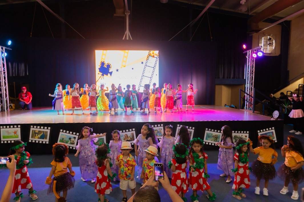 La magia de Disney llegó a nuestro escenario y cada uno de nuestros artistas lució increíble en un festival lleno de alegría, colores y mucho amor a Papá y Mamá🤩💙
Los más pequeñitos nunca dejan de sorprendernos, les compartimos momentos hermosos del festival “Magical Disney” de #Preescolar 2026🥰
#SomosFélix #Festival #EducandoEnValores #ColegioBilingüe