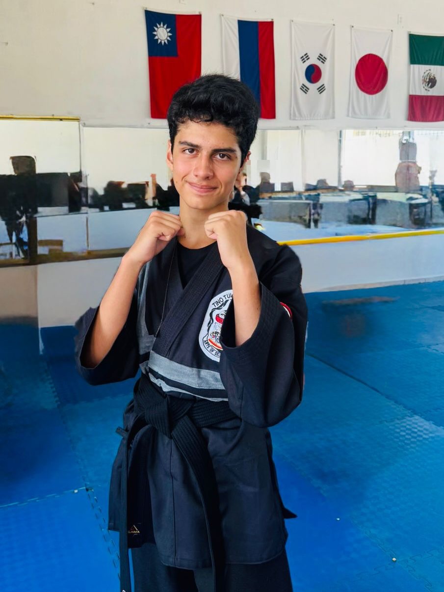Te presentamos a Orlando René Zelaya orgullo Félix 🙌🏻
Orlando es el primer alumno en obtener Cinta Negra de Arte Marcial Limalama entrenando con el Maestro Sotero Guevara Cinturón Negro 6ºgrado Limalama.
Todo su entrenamiento se llevó a cabo en las clases extracurriculares que ofrece nuestro Colegio para los alumos y que Orlando de manera destacada y viviendo los valores de respeto, perseverancia, dedicación y un alto nivel de compromiso que nuestro Colegio fomenta, al cabo de cuatro años hoy logra ser cinta negra.
Torneos en que nos ha representado por destacar algunos: SAMOA 2024, KOA MALAMA 202, IMUA Hermandad 2026 en el que obtuvo 🥇 en pelea continua. Actualmente se prepara para el Torneo Nacional KEY KAMEHAMEHA a realizarse en Zacatecas del 26 al 28 de junio, torneo en el que además de representar a nuestro Colegio será parte de la Delegación de Tamaulipas.
Joven destacado, familiar y lleno de cualidades, hoy le aplaudimos de pie a Orlando, su familia y a su entrenador. #100%orgulloFelix