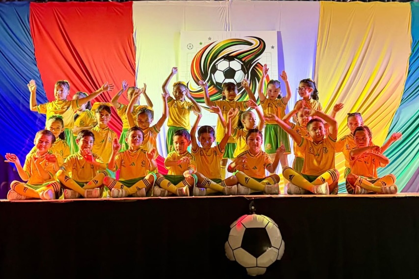 Festival primaria 2026 “Pasión Mundialista”⚽️✨
Festejar a Papá y Mamá es el mejor motivo para unir familias y disfrutar el talento de nuestros artistas.
Cada sonrisa arriba y abajo del escenario nos llena el alma 🥰🤩 Compartimos momentos vividos este 28 de mayo 🙌🏻
#Primaria #Festival #EducandoEnValores