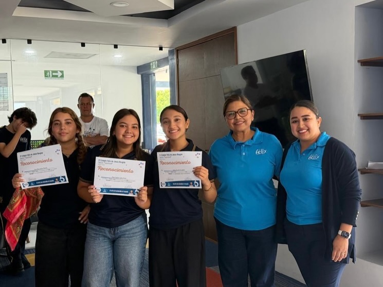 Edición Vigésimo Séptima de Expo Ciencias FJR #Prepa
Alumnos de sexto semestre compitieron con sus proyectos de física, química y biología e hicieron su última presentación dentro de la feria que es una tradición en nuestra Preparatoria en la que llevamos a los estudiantes a desarrollar proyectos con conocimientos aplicados. Jueces externos son los encargados de analizar y definir ganadores.
Compañeros de segundo y cuarto semestre presentaron como exhibición proyectos de sus materias de química y física. Felicitamos a todos por su desempeño y preparación 🤩🙌🏻
#PrepaFélix #Expociencias #SomosFélix #EducandoEnValores