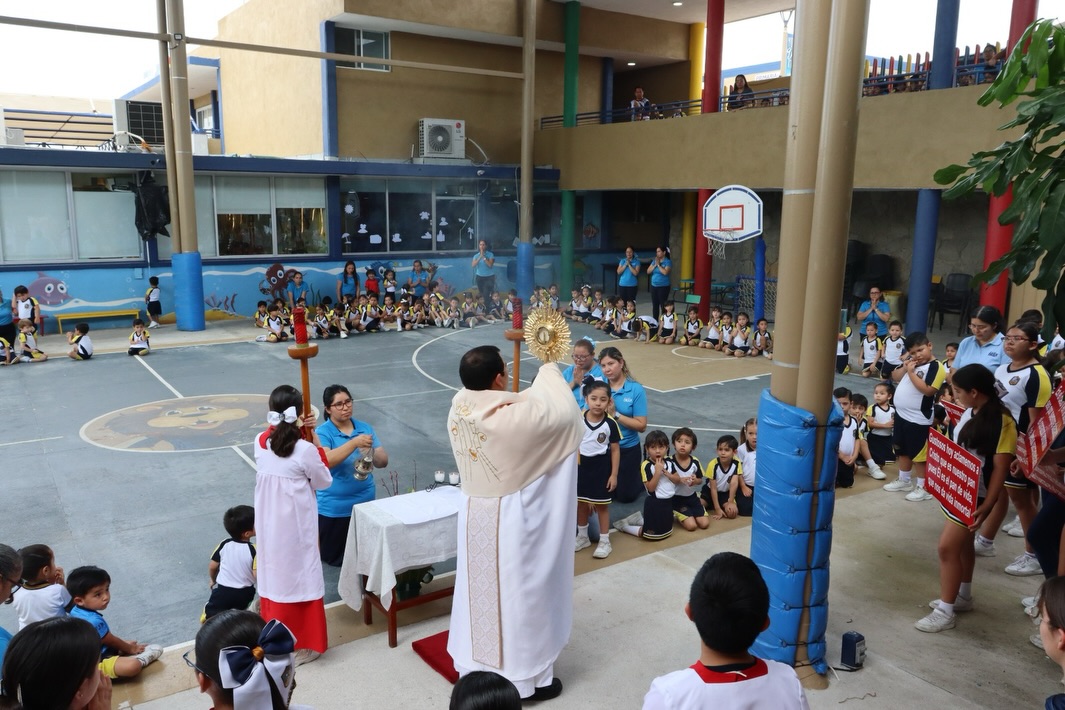 Celebramos la Solemnidad del Corpus Christi. Damos Gloria a Cristo presente en la Eucaristía🙏🏻