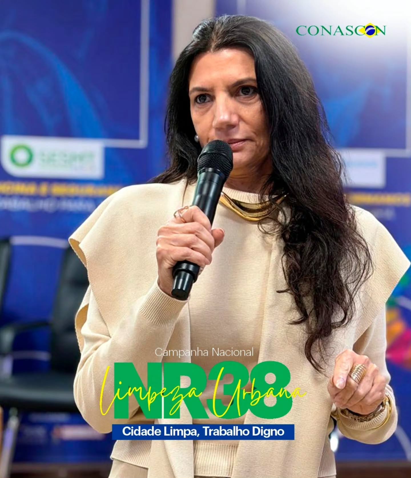 Promovido em parceria com o SIEMACO Curitiba e a FEACONSPAR, o encontro foi realizado na sede da FACOP em Almirante Tamandaré e debateu os avanços e desafios dos dois anos de vigência da norma que representa um marco para a saúde, segurança e dignidade dos trabalhadores da limpeza urbana.
A programação foi aberta com importantes lideranças sindicais e representantes do setor empresarial.
Moacyr Pereira presidente da CONASCON abriunos trabalho juntamente com Manasses Oliveira da Silva, presidente da FEACONSPAR e da UGT Paraná, Alexandre Oliveira, presidente do SIEMACO Curitiba; Maria Donizete Teixeira Alves, presidente do SIEMACO Ponta Grossa, Paulo Rossi, presidente da FENASCON e Luiz Carlos Poli, vice-presidente do Sindicato das Empresas de Asseio e Conservação no Estado do Paraná (SEAC-PR).
A programação contou com palestras da Auditora Fiscal do Trabalho Anamélia Taglianetti, da assessora jurídica Ana Paula Caodaglio, do Procurador do Trabalho Guilherme Kirtschig e de João Capana, coordenador da bancada dos trabalhadores da CNTT da NR-38.
💬 “Estamos construindo uma grande rede nacional de defesa da saúde, da segurança e da dignidade dos trabalhadores do setor”, destacou o presidente da CONASCON, Moacyr Pereira.
📍 E a mobilização continua!
As próximas etapas da campanha serão realizadas no Rio de Janeiro e em Minas Gerais, com novas atividades previstas em diversas capitais brasileiras até o final do ano.
✊ Mais proteção.
✊ Mais valorização.
✊ Mais dignidade para quem cuida da saúde pública das nossas cidades.
#CidadeLimpaTrabalhoDigno #NR38 #CONASCON #LimpezaUrbana #TrabalhoDigno
