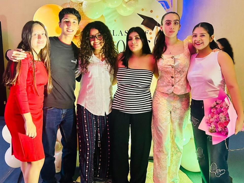 Honramos su perseverancia y celebramos sus logros, con sentimientos encontrados por el orgullo de verlos crecer y la nostalgia de saber que toca partir, felicitamos a nuestros graduados de preparatoria 2026🎓💙
A donde vayan lleven en su maleta personal, sus valores, seguridad en ustedes mismos, dedicación, respeto y responsabilidad y sobre todo la total confianza de que nuestro Señor camina con ustedes✨
Enhorabuena para nuestros jóvenes y sus familias, el Félix de Jesús Rougier siempre será su casa. ¡Hasta siempre!🤩👩🏻🎓🧑🏻🎓
#Prepa #Graduación #SomosFélix
