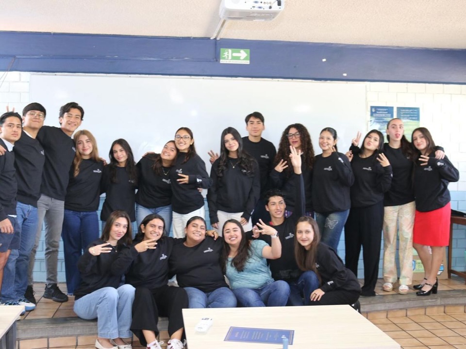 Honramos su perseverancia y celebramos sus logros, con sentimientos encontrados por el orgullo de verlos crecer y la nostalgia de saber que toca partir, felicitamos a nuestros graduados de preparatoria 2026🎓💙
A donde vayan lleven en su maleta personal, sus valores, seguridad en ustedes mismos, dedicación, respeto y responsabilidad y sobre todo la total confianza de que nuestro Señor camina con ustedes✨
Enhorabuena para nuestros jóvenes y sus familias, el Félix de Jesús Rougier siempre será su casa. ¡Hasta siempre!🤩👩🏻🎓🧑🏻🎓
#Prepa #Graduación #SomosFélix