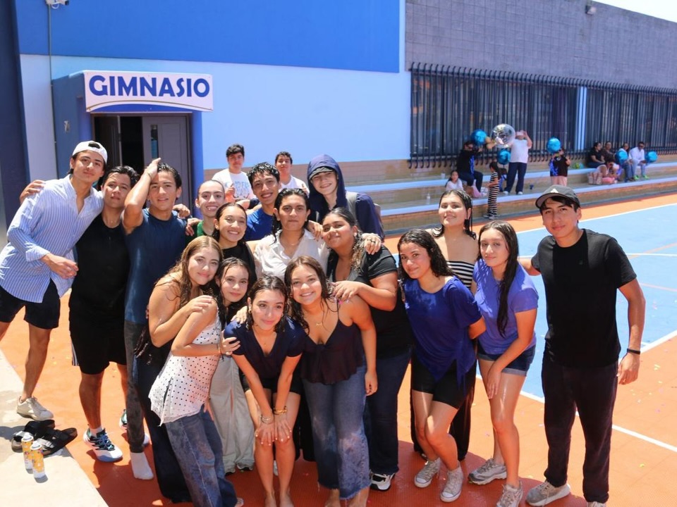 Honramos su perseverancia y celebramos sus logros, con sentimientos encontrados por el orgullo de verlos crecer y la nostalgia de saber que toca partir, felicitamos a nuestros graduados de preparatoria 2026🎓💙
A donde vayan lleven en su maleta personal, sus valores, seguridad en ustedes mismos, dedicación, respeto y responsabilidad y sobre todo la total confianza de que nuestro Señor camina con ustedes✨
Enhorabuena para nuestros jóvenes y sus familias, el Félix de Jesús Rougier siempre será su casa. ¡Hasta siempre!🤩👩🏻🎓🧑🏻🎓
#Prepa #Graduación #SomosFélix