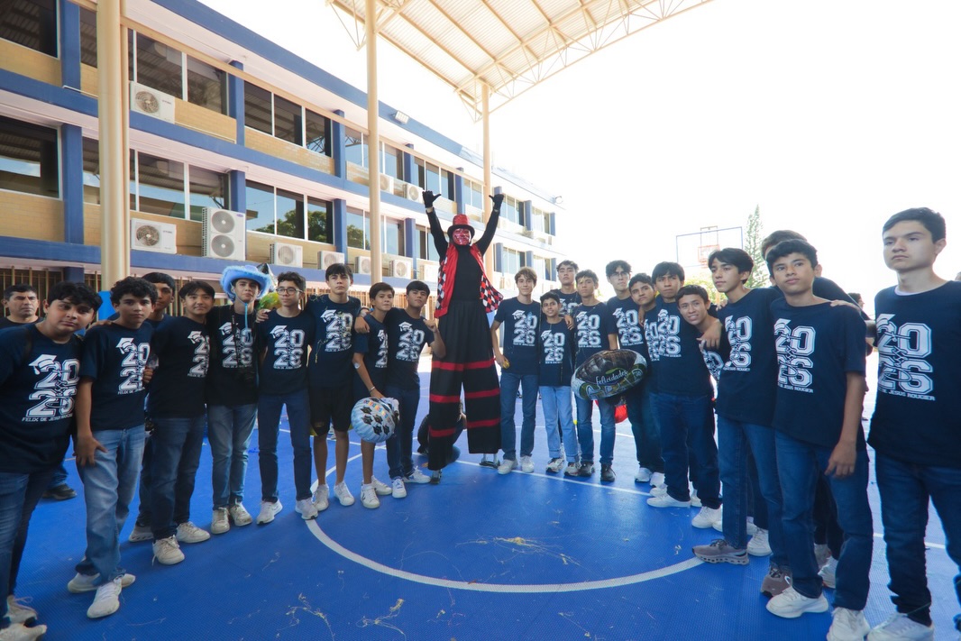 Último pase de lista de tercero de secundaria 2026🧑🏻🎓👩🏻🎓💙
Cerrar un ciclo es tomar una última foto, dar un fuerte abrazo a un gran amigo, agradecer a tus maestros que te vieron crecer… es entre lágrimas sonreír por un gran logro conseguido y la nostalgia maravillosa que se siente al culminar… gratitud a cada familia que ha estado detrás de nuestros jóvenes y que nos dieron su confianza💙 y a cada graduado que engrandeció nuestras aulas🙌🏻…
Felicidades Graduados GEN 2023-2026🎓
#porsiemprefelix #secundaria #graduados