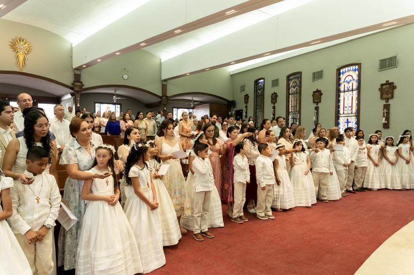 Nuestros alumnos de cuarto de primaria recibieron la más hermosa invitación de Jesús para ser su mejor amigo, es un banquete de amor en donde el Señor se hace presente para alimentarlos, escucharlos y acompañarlos siempre.
Recordemos a nuestros niños, con nuestro testimonio de Fe, que Jesús se quedó en la Eucaristía porque nos ama 🙏🏻