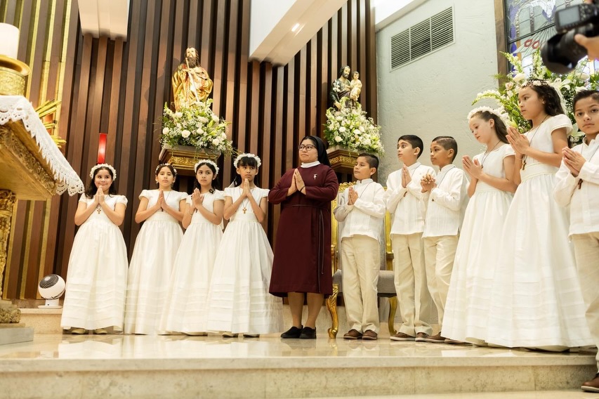 Nuestros alumnos de cuarto de primaria recibieron la más hermosa invitación de Jesús para ser su mejor amigo, es un banquete de amor en donde el Señor se hace presente para alimentarlos, escucharlos y acompañarlos siempre.
Recordemos a nuestros niños, con nuestro testimonio de Fe, que Jesús se quedó en la Eucaristía porque nos ama 🙏🏻
