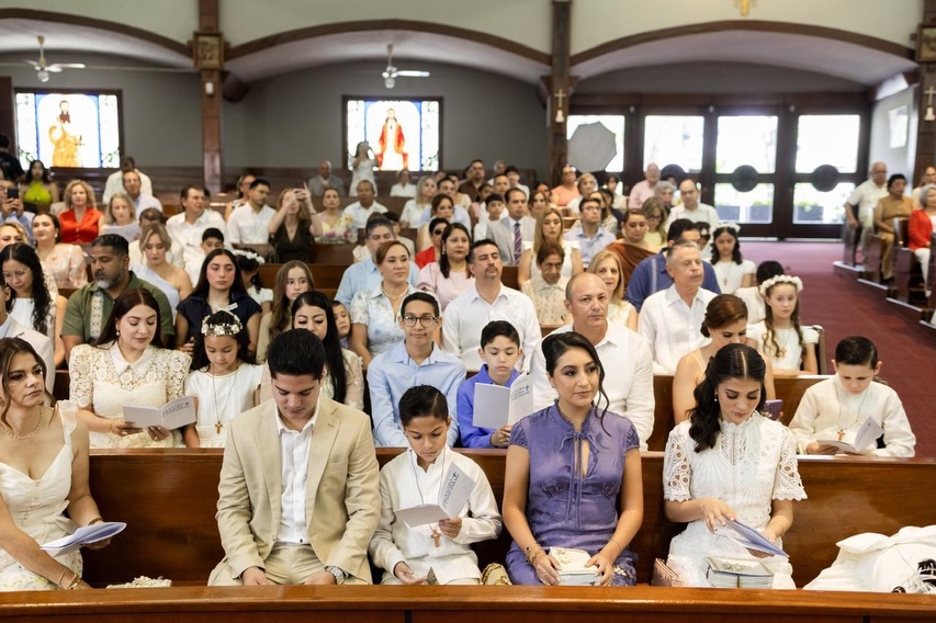 Nuestros alumnos de cuarto de primaria recibieron la más hermosa invitación de Jesús para ser su mejor amigo, es un banquete de amor en donde el Señor se hace presente para alimentarlos, escucharlos y acompañarlos siempre.
Recordemos a nuestros niños, con nuestro testimonio de Fe, que Jesús se quedó en la Eucaristía porque nos ama 🙏🏻