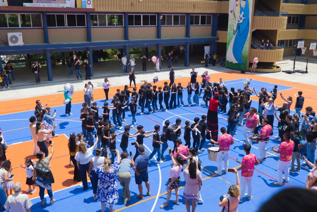 Último dia en las aulas GEN 2020-2026 #Primaria 🎓
Iniciaron llenos de retos y desafíos; tomar su primer año de primaria a distancia, reencontrar su espacio en nuevos salones con el cambio de sección, ser nativos digitales y estrechar lazos con amigos y maestros, todo esto mientras descubrían al niño(a) que fue creciendo.
¡Hoy se gradúan con mucho orgullo nuestros alumnos listos para el siguiente paso!🧑🏻🎓👩🏻🎓
Abrazos, risas, firmas, fotos, música y familia, así se vivió el último pase de lista graduados 2026. Sin duda en primaria los vamos a extrañar!!
Les deseamos todo el éxito 🙌🏻💙
#SomosFélix #Graduación #Primaria