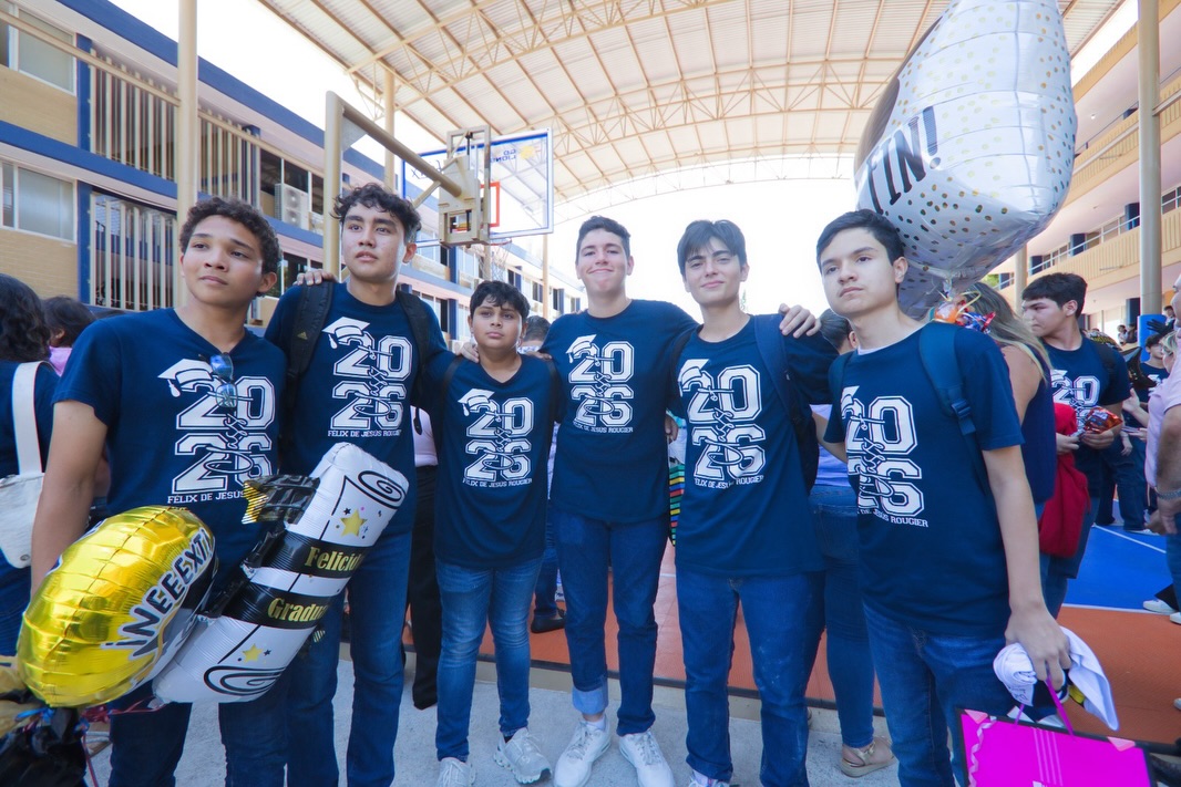 Último pase de lista de tercero de secundaria 2026🧑🏻🎓👩🏻🎓💙
Cerrar un ciclo es tomar una última foto, dar un fuerte abrazo a un gran amigo, agradecer a tus maestros que te vieron crecer… es entre lágrimas sonreír por un gran logro conseguido y la nostalgia maravillosa que se siente al culminar… gratitud a cada familia que ha estado detrás de nuestros jóvenes y que nos dieron su confianza💙 y a cada graduado que engrandeció nuestras aulas🙌🏻…
Felicidades Graduados GEN 2023-2026🎓
#porsiemprefelix #secundaria #graduados