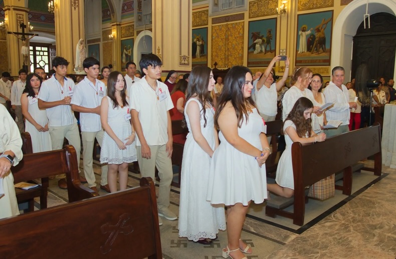 Compartimos momentos que vivieron nuestros alumnos de preparatoria que recibieron el Sacramento de la Confirmación 🕊️
Como Católicos, en el Sacramento de Confirmación fortalecemos nuestra fe con la efusión especial del Espíritu Santo, permitan que siempre sea Él quien guíe sus pasos 🙏🏻