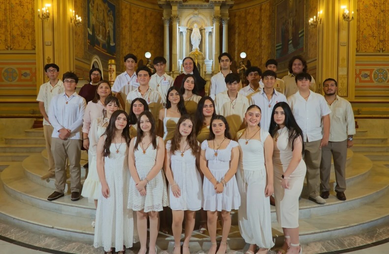 Compartimos momentos que vivieron nuestros alumnos de preparatoria que recibieron el Sacramento de la Confirmación 🕊️
Como Católicos, en el Sacramento de Confirmación fortalecemos nuestra fe con la efusión especial del Espíritu Santo, permitan que siempre sea Él quien guíe sus pasos 🙏🏻