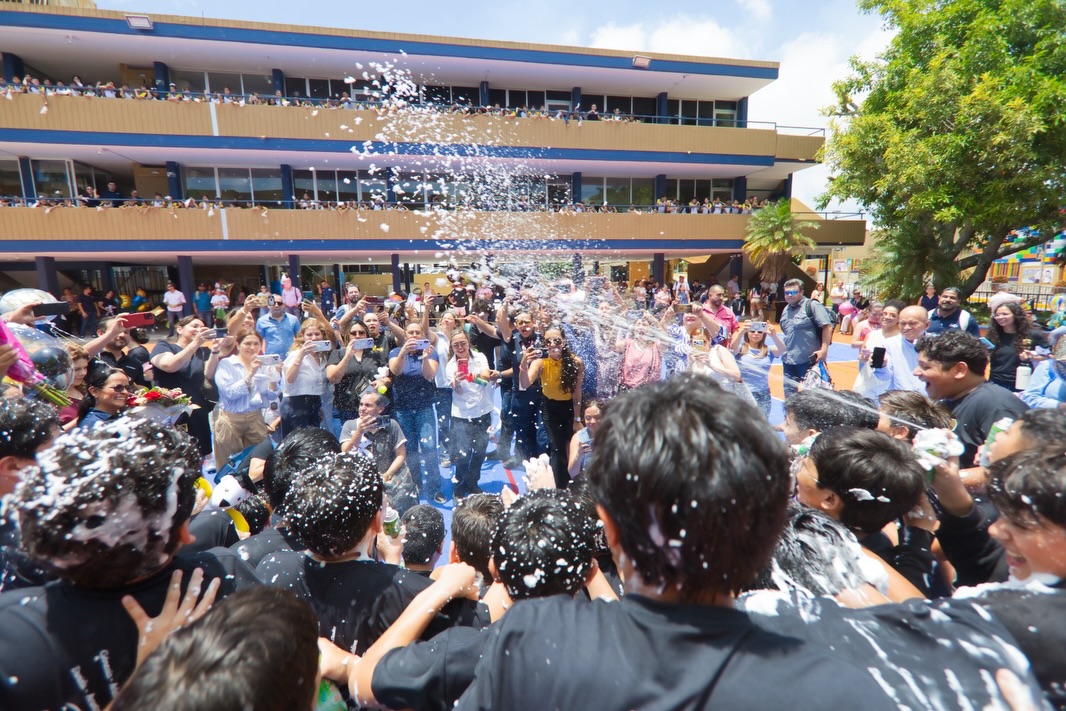 Último dia en las aulas GEN 2020-2026 #Primaria 🎓
Iniciaron llenos de retos y desafíos; tomar su primer año de primaria a distancia, reencontrar su espacio en nuevos salones con el cambio de sección, ser nativos digitales y estrechar lazos con amigos y maestros, todo esto mientras descubrían al niño(a) que fue creciendo.
¡Hoy se gradúan con mucho orgullo nuestros alumnos listos para el siguiente paso!🧑🏻🎓👩🏻🎓
Abrazos, risas, firmas, fotos, música y familia, así se vivió el último pase de lista graduados 2026. Sin duda en primaria los vamos a extrañar!!
Les deseamos todo el éxito 🙌🏻💙
#SomosFélix #Graduación #Primaria