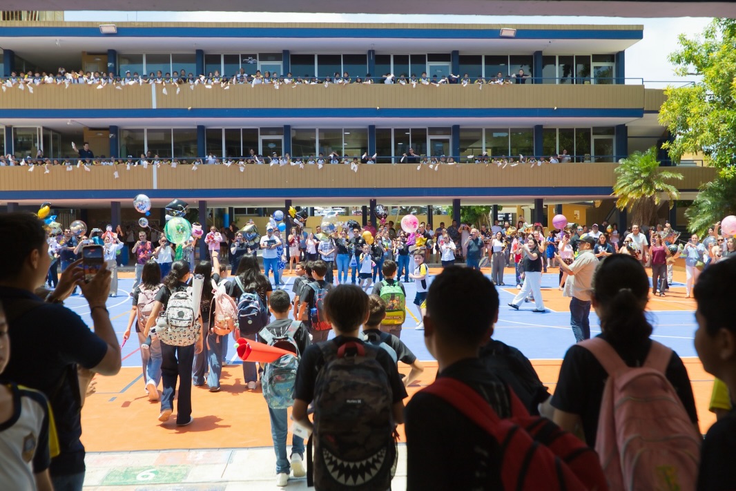 Último dia en las aulas GEN 2020-2026 #Primaria 🎓
Iniciaron llenos de retos y desafíos; tomar su primer año de primaria a distancia, reencontrar su espacio en nuevos salones con el cambio de sección, ser nativos digitales y estrechar lazos con amigos y maestros, todo esto mientras descubrían al niño(a) que fue creciendo.
¡Hoy se gradúan con mucho orgullo nuestros alumnos listos para el siguiente paso!🧑🏻🎓👩🏻🎓
Abrazos, risas, firmas, fotos, música y familia, así se vivió el último pase de lista graduados 2026. Sin duda en primaria los vamos a extrañar!!
Les deseamos todo el éxito 🙌🏻💙
#SomosFélix #Graduación #Primaria