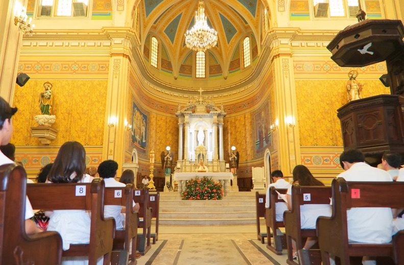 Compartimos momentos que vivieron nuestros alumnos de preparatoria que recibieron el Sacramento de la Confirmación 🕊️
Como Católicos, en el Sacramento de Confirmación fortalecemos nuestra fe con la efusión especial del Espíritu Santo, permitan que siempre sea Él quien guíe sus pasos 🙏🏻