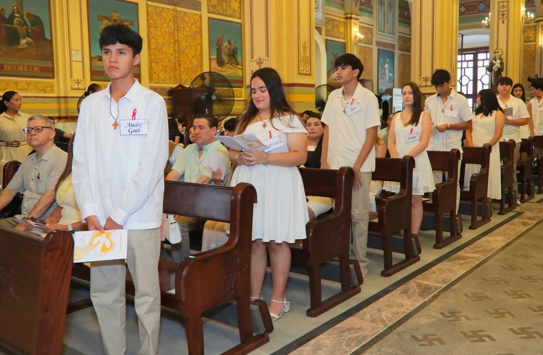 Compartimos momentos que vivieron nuestros alumnos de preparatoria que recibieron el Sacramento de la Confirmación 🕊️
Como Católicos, en el Sacramento de Confirmación fortalecemos nuestra fe con la efusión especial del Espíritu Santo, permitan que siempre sea Él quien guíe sus pasos 🙏🏻