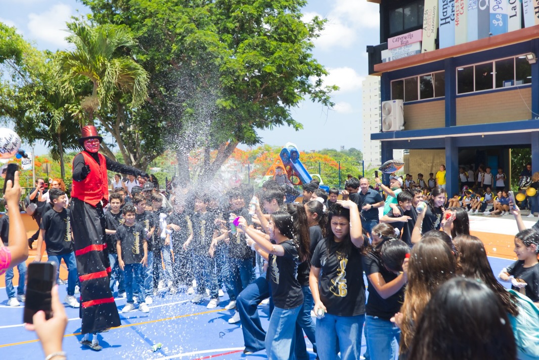 Último dia en las aulas GEN 2020-2026 #Primaria 🎓
Iniciaron llenos de retos y desafíos; tomar su primer año de primaria a distancia, reencontrar su espacio en nuevos salones con el cambio de sección, ser nativos digitales y estrechar lazos con amigos y maestros, todo esto mientras descubrían al niño(a) que fue creciendo.
¡Hoy se gradúan con mucho orgullo nuestros alumnos listos para el siguiente paso!🧑🏻🎓👩🏻🎓
Abrazos, risas, firmas, fotos, música y familia, así se vivió el último pase de lista graduados 2026. Sin duda en primaria los vamos a extrañar!!
Les deseamos todo el éxito 🙌🏻💙
#SomosFélix #Graduación #Primaria