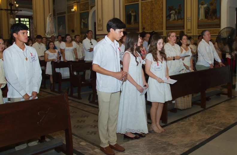 Compartimos momentos que vivieron nuestros alumnos de preparatoria que recibieron el Sacramento de la Confirmación 🕊️
Como Católicos, en el Sacramento de Confirmación fortalecemos nuestra fe con la efusión especial del Espíritu Santo, permitan que siempre sea Él quien guíe sus pasos 🙏🏻
