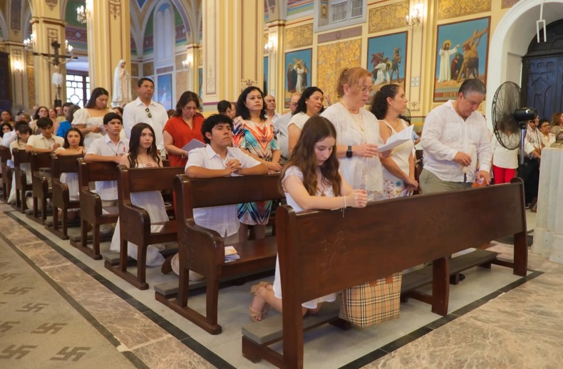 Compartimos momentos que vivieron nuestros alumnos de preparatoria que recibieron el Sacramento de la Confirmación 🕊️
Como Católicos, en el Sacramento de Confirmación fortalecemos nuestra fe con la efusión especial del Espíritu Santo, permitan que siempre sea Él quien guíe sus pasos 🙏🏻