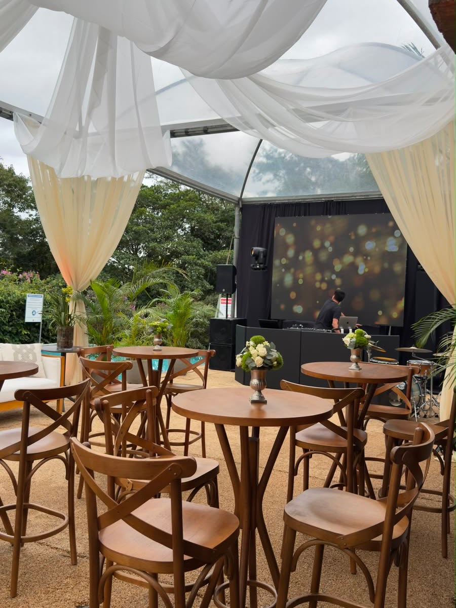 ✨ Um cenário pensado para acolher, encantar e celebrar. ✨
No Golf, cada detalhe ganhou significado: a leveza dos tecidos, a delicadeza das flores, os tons suaves e a composição dos ambientes criaram uma atmosfera elegante, aconchegante e cheia de personalidade.
Da recepção ao espaço de convivência, das mesas cuidadosamente montadas aos arranjos florais exuberantes, tudo foi planejado para transformar momentos especiais em memórias inesquecíveis. 🌿🤍
Porque decorar é muito mais do que montar um espaço: é criar experiências, despertar emoções e fazer com que cada convidado se sinta parte de uma história única.
Ilma Socha Decorações transformando sonhos em cenários que ficam para sempre na memória. ✨
#ilmasochadecoracoes #casamentogold #decoracaodecasamento #eventoscomcharme #mesaposta weddingdecor casamentoclassico eventosjoinville casamentoaolivre detalhesqueencantam