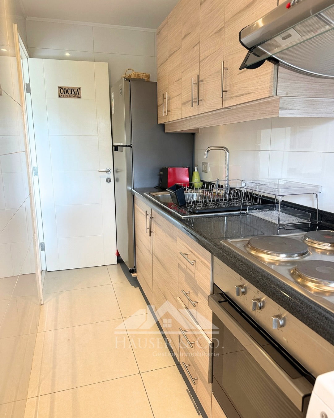 ✨ ¡NUEVO DEPARTAMENTO EN VENTA EN PUCÓN!✨
Una oportunidad única en una de las zonas más buscadas. Departamentos con estas características y ubicación ya prácticamente no se encuentran en el mercado.
📍 𝐔𝐛𝐢𝐜𝐚𝐜𝐢ó𝐧 𝐞𝐬𝐭𝐫𝐚𝐭é𝐠𝐢𝐜𝐚: Camino al Volcán, a solo 5 min del centro de Pucón. El equilibrio perfecto entre la paz del bosque nativo y la cercanía a comercio, restaurantes y la playa.
Ideal tanto para tus 𝐯𝐚𝐜𝐚𝐜𝐢𝐨𝐧𝐞𝐬 en cualquier época del año como para una 𝐢𝐧𝐯𝐞𝐫𝐬𝐢ó𝐧 de alta rentabilidad en arriendos temporales.
⭐️Características principales:
• 85 m² totales | 4to piso (Orientación Oriente ☀️)
• 3 dormitorios (principal en suite) | 2 baños
• Cocina tradicional equipada + amplio living-comedor con terraza
• Incluye estacionamiento, cortinas e iluminación
⭐️Atractivos del condominio:
Seguridad 24/7, piscinas rodeadas de naturaleza, quinchos, cancha de fútbol, juegos infantiles y estacionamiento de visitas.
💰 Gastos comunes: $90.000 aprox.
💵 VALOR DE VENTA:
• Sin muebles: UF 4.790
• Con muebles: UF 5.090
⚡ Disponibilidad inmediata. Listo para escriturar y comenzar a disfrutar o rentabilizar.
📲 ¿TE GUSTARÍA CONOCERLO?
Comenta la palabra VISITA aquí abajo 👇 y te contactaremos por privado para enviarte más detalles o agendar tu hora. ¡También puedes escribirnos al wsp +56975598897!