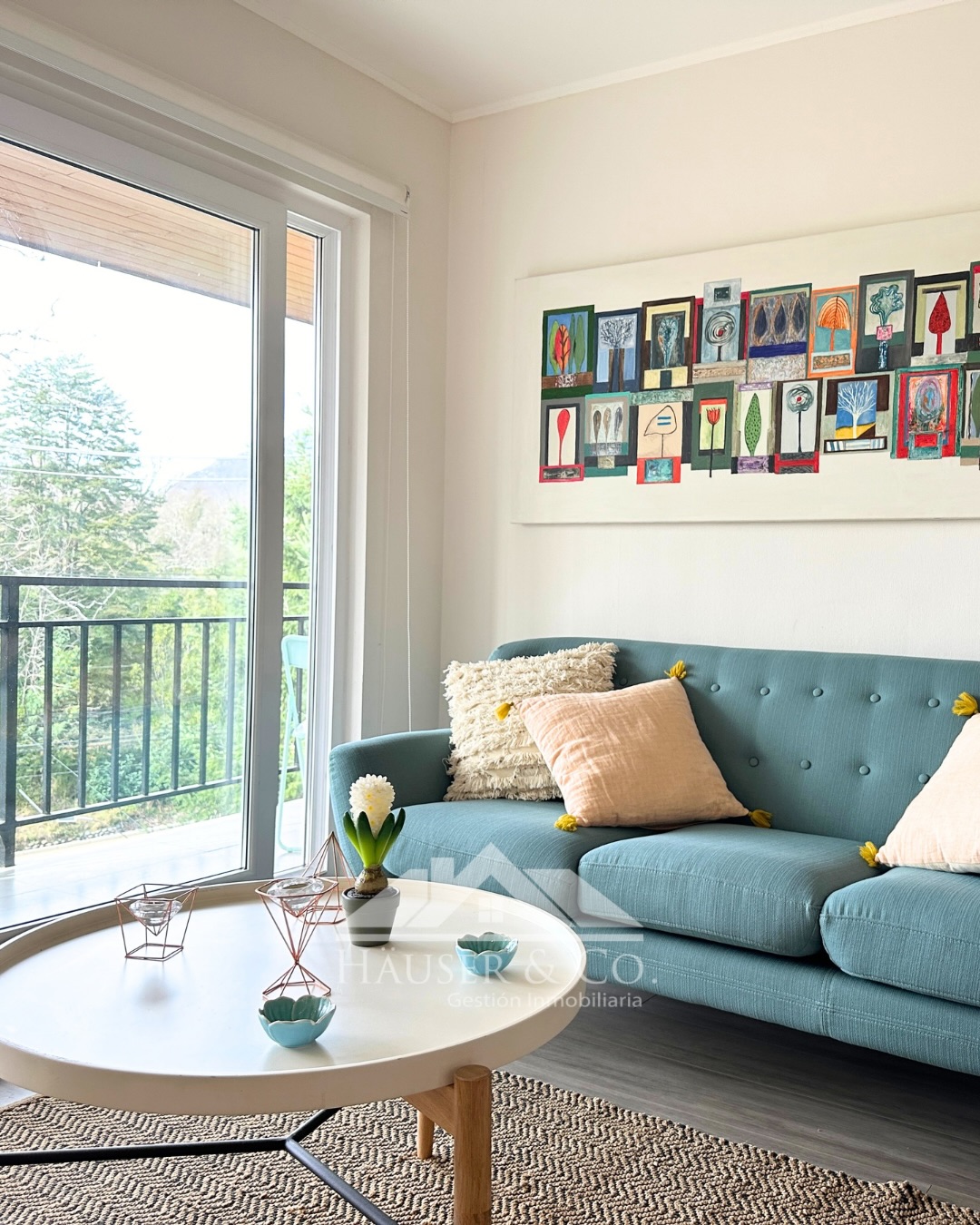 ✨ ¡NUEVO DEPARTAMENTO EN VENTA EN PUCÓN!✨
Una oportunidad única en una de las zonas más buscadas. Departamentos con estas características y ubicación ya prácticamente no se encuentran en el mercado.
📍 𝐔𝐛𝐢𝐜𝐚𝐜𝐢ó𝐧 𝐞𝐬𝐭𝐫𝐚𝐭é𝐠𝐢𝐜𝐚: Camino al Volcán, a solo 5 min del centro de Pucón. El equilibrio perfecto entre la paz del bosque nativo y la cercanía a comercio, restaurantes y la playa.
Ideal tanto para tus 𝐯𝐚𝐜𝐚𝐜𝐢𝐨𝐧𝐞𝐬 en cualquier época del año como para una 𝐢𝐧𝐯𝐞𝐫𝐬𝐢ó𝐧 de alta rentabilidad en arriendos temporales.
⭐️Características principales:
• 85 m² totales | 4to piso (Orientación Oriente ☀️)
• 3 dormitorios (principal en suite) | 2 baños
• Cocina tradicional equipada + amplio living-comedor con terraza
• Incluye estacionamiento, cortinas e iluminación
⭐️Atractivos del condominio:
Seguridad 24/7, piscinas rodeadas de naturaleza, quinchos, cancha de fútbol, juegos infantiles y estacionamiento de visitas.
💰 Gastos comunes: $90.000 aprox.
💵 VALOR DE VENTA:
• Sin muebles: UF 4.790
• Con muebles: UF 5.090
⚡ Disponibilidad inmediata. Listo para escriturar y comenzar a disfrutar o rentabilizar.
📲 ¿TE GUSTARÍA CONOCERLO?
Comenta la palabra VISITA aquí abajo 👇 y te contactaremos por privado para enviarte más detalles o agendar tu hora. ¡También puedes escribirnos al wsp +56975598897!