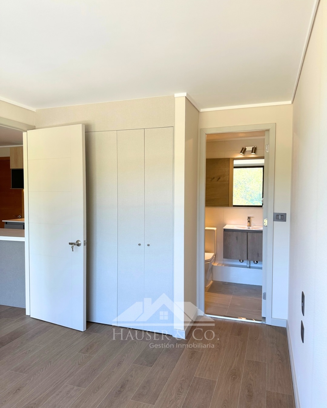 Departamento a estrenar en ARRIENDO en Villarrica.
🌟 𝐏𝐚𝐫𝐚 𝐚𝐠𝐞𝐧𝐝𝐚𝐫 𝐮𝐧𝐚 𝐯𝐢𝐬𝐢𝐭𝐚 𝐜𝐨𝐧𝐭𝐚𝐜𝐭𝐚 𝐚𝐥 +𝟓𝟔𝟗𝟕𝟓𝟓𝟗𝟖𝟖𝟗𝟕 𝐨 𝐝𝐞𝐣𝐚 𝐮𝐧 𝐜𝐨𝐦𝐞𝐧𝐭𝐚𝐫𝐢𝐨 𝐲 𝐭𝐞 𝐞𝐧𝐯𝐢𝐚𝐫𝐞𝐦𝐨𝐬 𝐮𝐧 𝐃𝐌 𝐜𝐨𝐧 𝐭𝐨𝐝𝐚 𝐥𝐚 𝐢𝐧𝐟𝐨𝐫𝐦𝐚𝐜𝐢ó𝐧.
DEPARTAMENTO EDIFICIO KETRUPILLÁN
Condominio Costanera Villarrica (Altas Cumbres) – Villarrica
✅ Nuevo a estrenar | Año corrido | Estilo mariposa | 71,33 m2 (57,20 m2 int / 13,10 m2 ter) | Orientación sur | Vista al hospital | Estac + Bodega
𝐂𝐨𝐧𝐝𝐨𝐦𝐢𝐧𝐢𝐨: Acceso a Lago Villarrica | Muelle peatonal | Piscina | Quincho vista lago | Gimnasio | Conserjería 24/7
VALOR: $700.000 / mes
GGCC: $100.000 aprox.
.
.
#villarrica #arriendovillarrica #departamento #arriendo #propiedades chile corredoradepropiedades lagovillarrica surdechile arriendoañocorrido datos