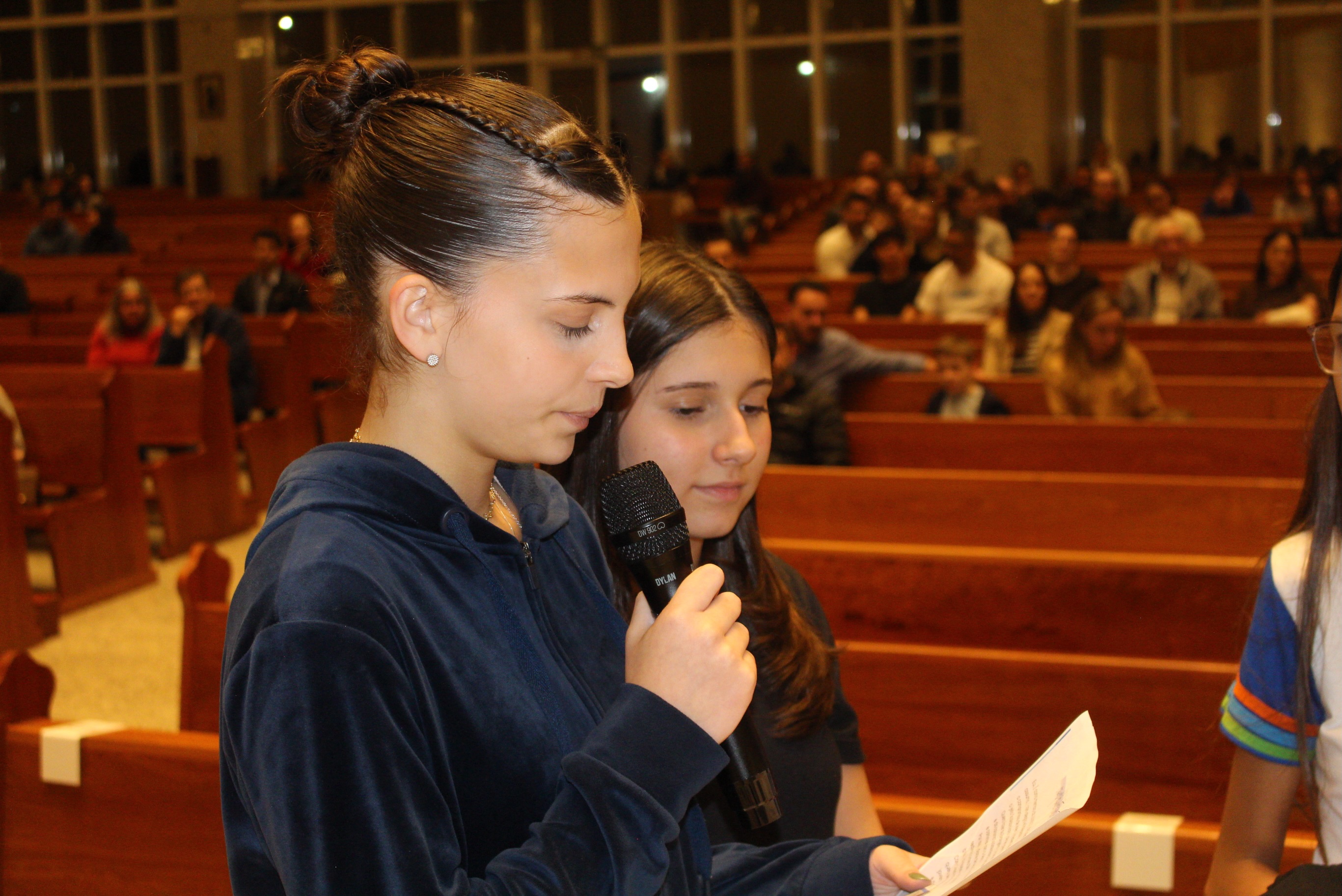 Ontem foi um dia muito especial no ESI Colégio Nossa Senhora de Belém! 💙
Celebramos a Missa em homenagem ao Dia dos Pais, um momento de fé, gratidão e oração por todos aqueles que exercem com amor a missão de ser pai.
Também vivemos a Celebração de Iniciação à JUVESC, acolhendo nossos jovens em mais um passo nessa caminhada de fé, amizade, serviço e vivência do carisma.
Que Deus abençoe nossas famílias e ilumine cada jovem que aceita o chamado para caminhar junto nessa missão! 🙏✨
#ESIBelém #DiaDosPais #JUVESC #FéQueNosUne #JuventudeEmMissão