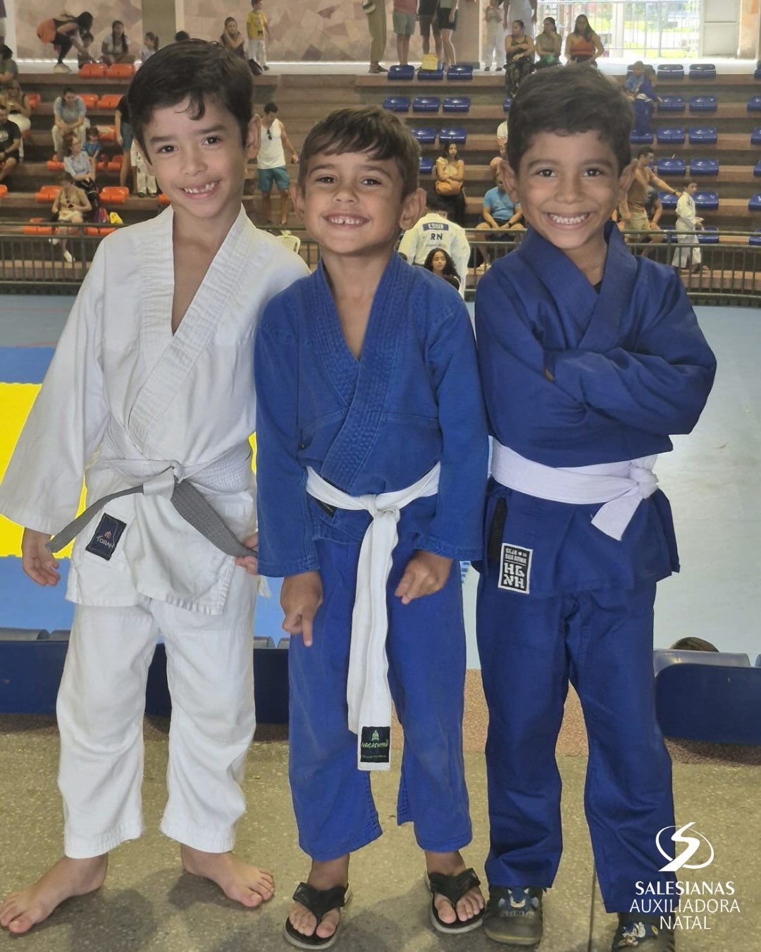 No último sábado, nossos atletas participaram da Copa Futuro Campeão, evento realizado pela Associação Futuro Campeão, e deram um verdadeiro show dentro do tatame!
Nossos pequenos judocas das escolinhas representaram a nossa escola com muita dedicação, disciplina, coragem e espírito esportivo.
E a nossa equipe de atletas também alcançou excelentes resultados, mostrando a força e o talento do nosso judô!
Parabéns a todos os nossos judocas e ao sensei Rodriggo pela linda participação!
#JudôAuxiliadora
#CopaFuturoCampeão #OrgulhoDeSerAuxiliadora #FormandoCampeões