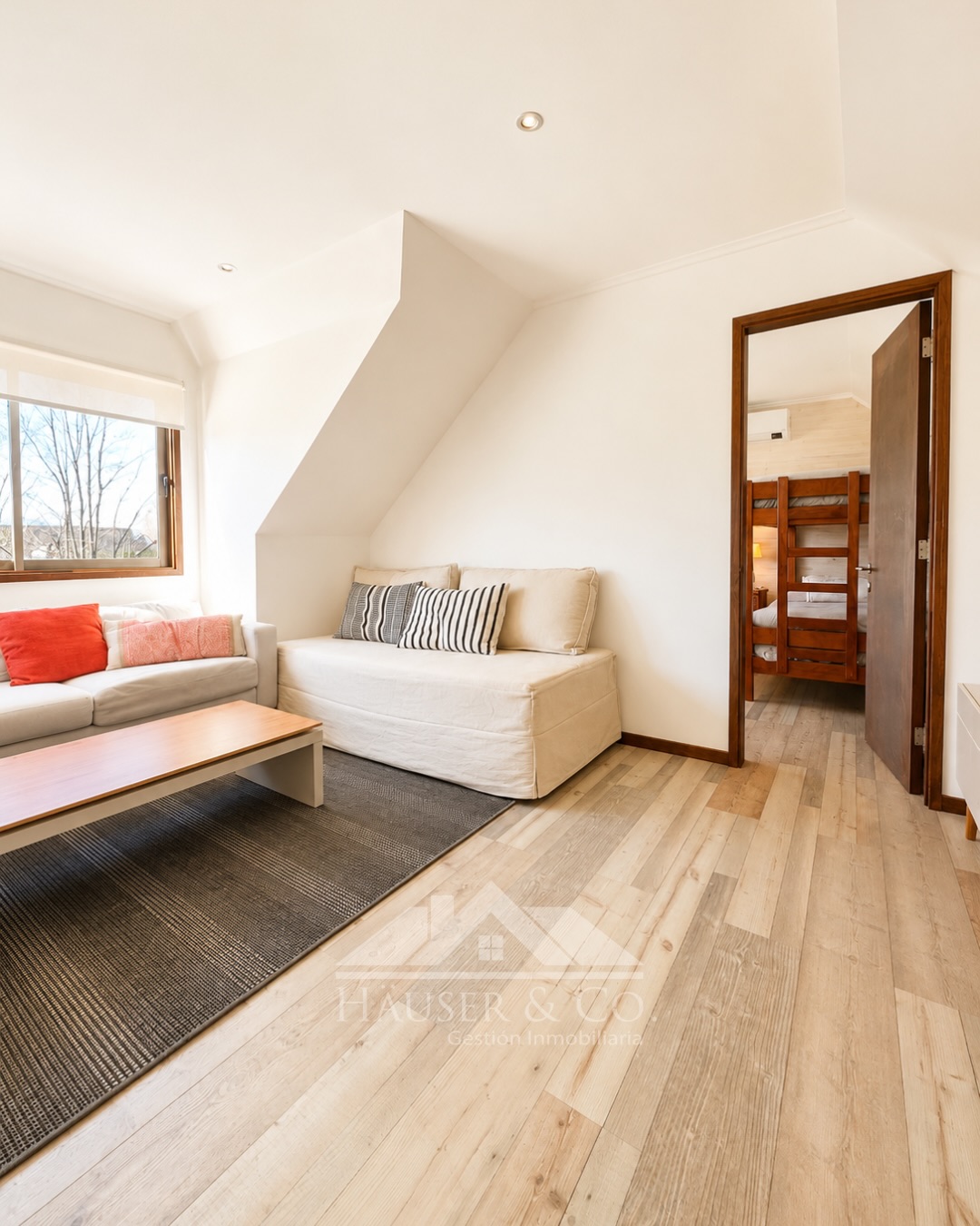 Este 2027, La Puntilla de Villarrica te espera. ☀️🌿
Una casa pensada para esas vacaciones en familia que después se convierten en los mejores recuerdos del verano.
🌟 𝐏𝐚𝐫𝐚 𝐜𝐨𝐧𝐬𝐮𝐥𝐭𝐚𝐫 𝐝𝐢𝐬𝐩𝐨𝐧𝐢𝐛𝐢𝐥𝐢𝐝𝐚𝐝 𝐲 𝐫𝐞𝐬𝐞𝐫𝐯𝐚𝐫 𝐜𝐨𝐧𝐭𝐚𝐜𝐭𝐚 𝐚𝐥 +𝟓𝟔𝟗𝟕𝟓𝟓𝟗𝟖𝟖𝟗𝟕 𝐨 𝐝𝐞𝐣𝐚 𝐮𝐧 𝐜𝐨𝐦𝐞𝐧𝐭𝐚𝐫𝐢𝐨 𝐲 𝐭𝐞 𝐞𝐧𝐯𝐢𝐚𝐫𝐞𝐦𝐨𝐬 𝐮𝐧 𝐃𝐌 𝐜𝐨𝐧 𝐭𝐨𝐝𝐚 𝐥𝐚 𝐢𝐧𝐟𝐨𝐫𝐦𝐚𝐜𝐢ó𝐧.
CASA EN ARRIENDO DE TEMPORADA | LA PUNTILLA DE VILLARRICA
🏡 Condominio La Puntilla – Villarrica
🧑🧑🧒🧒 Habilitada para 10 Personas
Disponible durante ENERO 2027.
Una casa amplia, cómoda y acogedora, especialmente pensada para familias con niños y adolescentes que quieran disfrutar el verano en uno de los condominios más completos y tradicionales del Lago Villarrica.
✅ Amplios espacios familiares | Dormitorio principal en suite | Dormitorios para niños y adolescentes | Living comedor con combustión lenta | Cocina independiente | Estar en segundo piso con Smart TV | Balcón | Aire acondicionado
🌿 𝐋𝐚 𝐏𝐮𝐧𝐭𝐢𝐥𝐥𝐚: Más de 50 hectáreas de bosque nativo | Más de 1 km de playa y orilla de Lago Villarrica | Piscinas | Canchas deportivas | Senderos | Juegos infantiles | Club House | Restaurante en temporada | Bajada para embarcaciones | Seguridad 24/7 y acceso controlado
Aquí los días de verano pueden comenzar en el lago, seguir entre piscina, deporte y naturaleza, y terminar todos juntos disfrutando la casa. Un lugar donde grandes y chicos encuentran su propio espacio.
✨ 𝐄𝐧𝐞𝐫𝐨 𝟐𝟎𝟐𝟕 𝐞𝐧 𝐋𝐚 𝐏𝐮𝐧𝐭𝐢𝐥𝐥𝐚. 𝐓𝐮𝐬 𝐩𝐫ó𝐱𝐢𝐦𝐚𝐬 𝐯𝐚𝐜𝐚𝐜𝐢𝐨𝐧𝐞𝐬 𝐩𝐮𝐞𝐝𝐞𝐧 𝐞𝐦𝐩𝐞𝐳𝐚𝐫 𝐚𝐪𝐮í.
📸 Photo: @hauserandco
.
.
#villarrica #lapuntilla #lagovillarrica #arriendotemporada #arriendovacacional verano2027 vacacionesenchile vacacionesenfamilia villarrica2027 araucania surdechile casavacacional arriendovillarrica propiedadesvillarrica hauserco