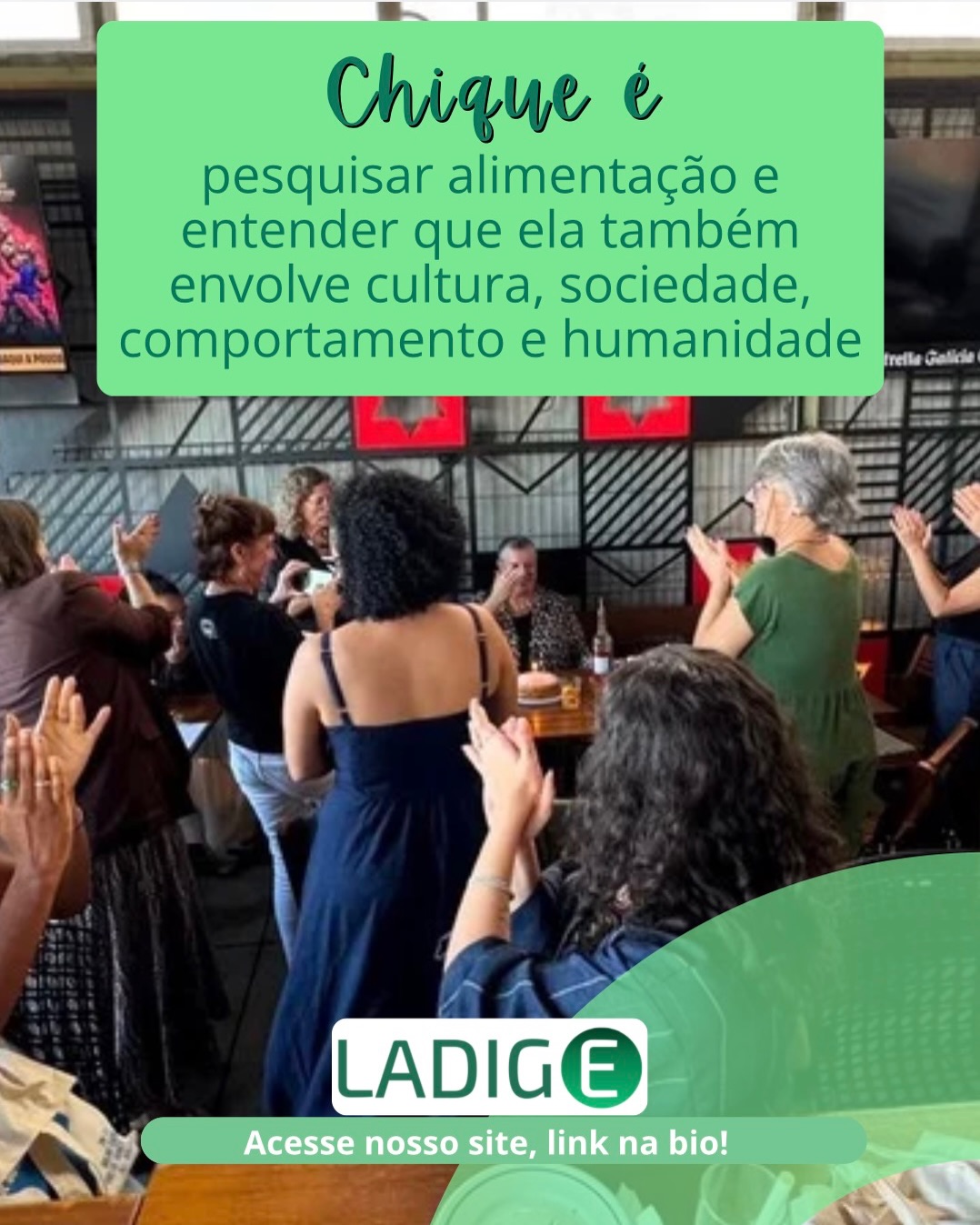 O LADIGE é muito chique!
O nosso Laboratório Digital de Educação Alimentar e Humanidades é um Núcleo de estudos e ações de Educação Alimentar e Nutricional (EAN) que tem como objetivo a construção coletiva e debate desaberes educativos em alimentação com acesso livre e digital voltados para Direitos Humanos, Segurança e Soberania Alimentar.
O LADIGE busca colaborar na construção de uma educação crítica para a Alimentação e Nutrição a partir de suas aplicações nas práticas e apropriações de quem produz, distribui e consome tanto alimentos quanto seus discursos.
Os estudos são desenvolvidos coletivamente, em equipe, e buscam a popularização da ciência, mediando e construindo novos saberes orquestrados por um ser humano criativo e potente para mudanças sociais.
Visite nosso site (ladige.injc.ufrj.br) para conhecer o nosso trabalho!