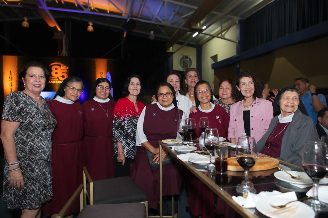 El pasado sábado 3 de octubre se llevó a cabo la primera celebración de nuestro Aniversario 85🤩
Con recuerdos, fotos, amigos y abrazos, exalumnos y padres de familia de diferentes generaciones que han pasado por las aulas del Colegio Félix de Jesús Rougier se dieron cita en el Colegio💙
El Padre Gustavo Solís celebró la Misa en acción de gracias y nuestra Directora General Madre Franci Alejandra Nungaray dio emotivas palabras que resumen el amor, servicio y dedicación que la Congregación MESST ha puesto al cabo de ocho décadas y media que han sido parte de muchas historias de vida para la comunidad Félix.
Juntos sigamos caminando de la mano de Dios y bajo el Manto de Nuestra Virgen de la Encarnación✨
#siempreFélix #Aniversario85 #Celebración #EducaciónconValores