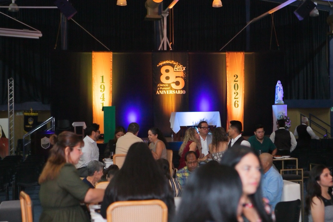 El pasado sábado 3 de octubre se llevó a cabo la primera celebración de nuestro Aniversario 85🤩
Con recuerdos, fotos, amigos y abrazos, exalumnos y padres de familia de diferentes generaciones que han pasado por las aulas del Colegio Félix de Jesús Rougier se dieron cita en el Colegio💙
El Padre Gustavo Solís celebró la Misa en acción de gracias y nuestra Directora General Madre Franci Alejandra Nungaray dio emotivas palabras que resumen el amor, servicio y dedicación que la Congregación MESST ha puesto al cabo de ocho décadas y media que han sido parte de muchas historias de vida para la comunidad Félix.
Juntos sigamos caminando de la mano de Dios y bajo el Manto de Nuestra Virgen de la Encarnación✨
#siempreFélix #Aniversario85 #Celebración #EducaciónconValores