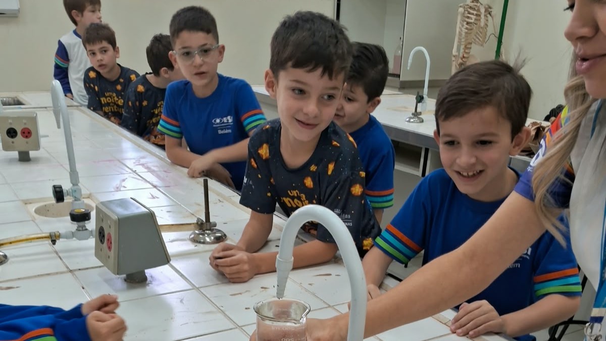 Aprender na prática torna tudo mais significativo! 🧪📏
Os alunos dos primeiros anos participaram de uma atividade prática sobre medidas de capacidade, realizada no laboratório!
Utilizando vasilhames de diferentes tamanhos e formatos, as crianças exploraram, compararam e descobriram que nem sempre o recipiente visualmente maior é aquele que possui a maior capacidade. 🫗✨
Por meio da experimentação, levantaram hipóteses, observaram resultados e construíram conhecimentos de forma lúdica e significativa, tornando a aprendizagem ainda mais divertida e cheia de descobertas! 💡📚