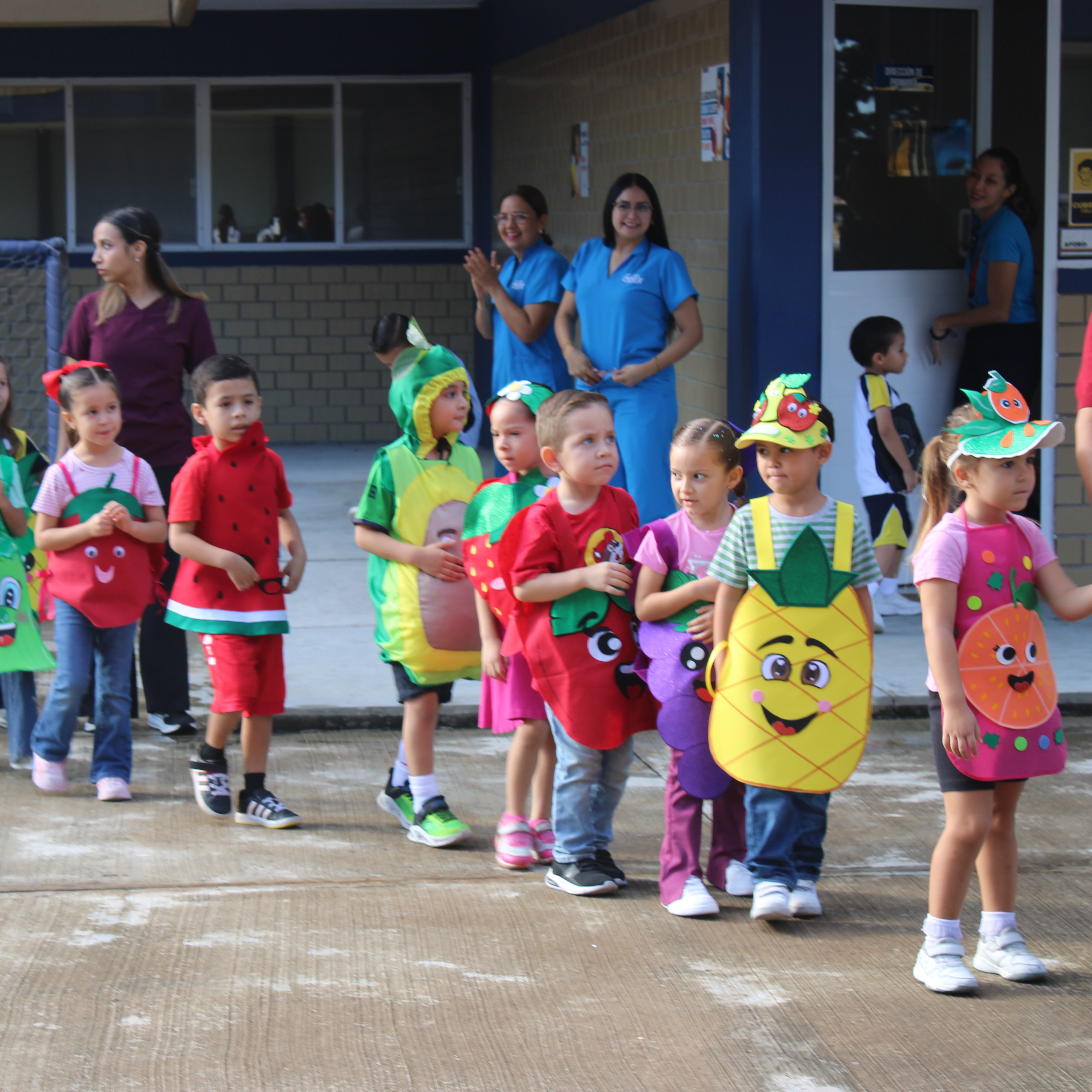 El Desfile de las frutas y verduras más lindas del mundo🥰
Acompañemos a nuestros niños a vivir y conocer la importancia de una rica y sana alimentación.
#Preescolar #Desfile #FrutasyVerduras #EducandoEnValores