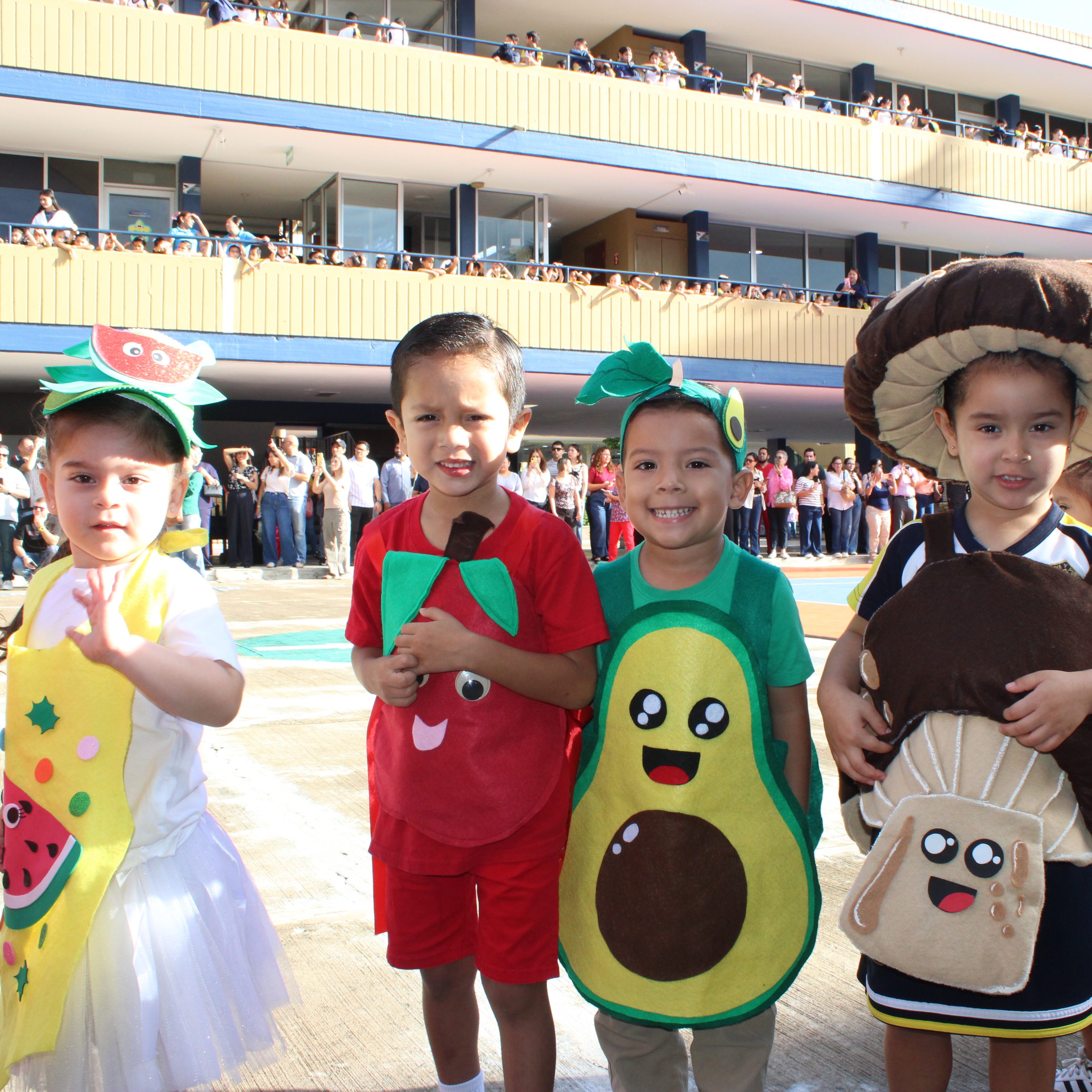 El Desfile de las frutas y verduras más lindas del mundo🥰
Acompañemos a nuestros niños a vivir y conocer la importancia de una rica y sana alimentación.
#Preescolar #Desfile #FrutasyVerduras #EducandoEnValores