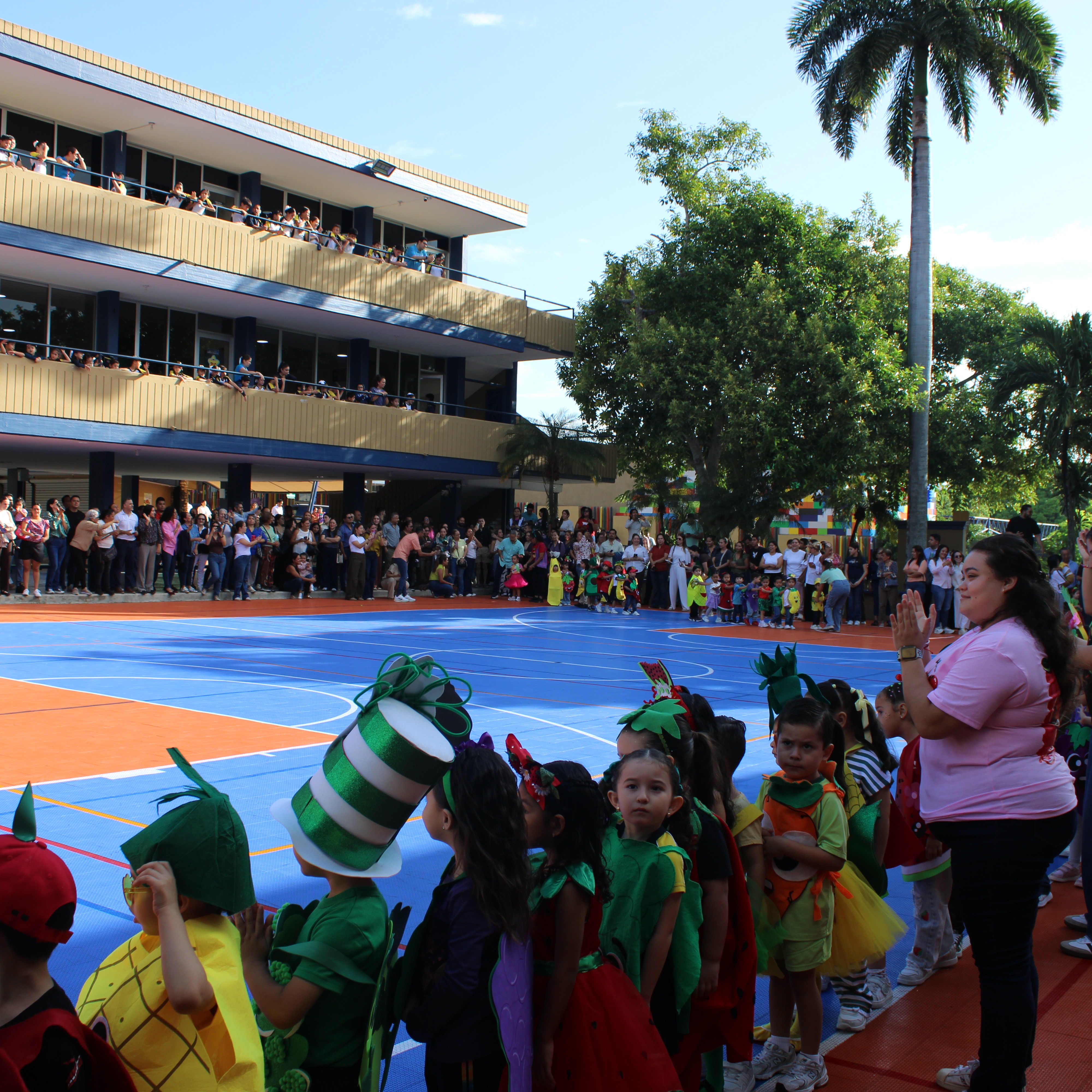 El Desfile de las frutas y verduras más lindas del mundo🥰
Acompañemos a nuestros niños a vivir y conocer la importancia de una rica y sana alimentación.
#Preescolar #Desfile #FrutasyVerduras #EducandoEnValores